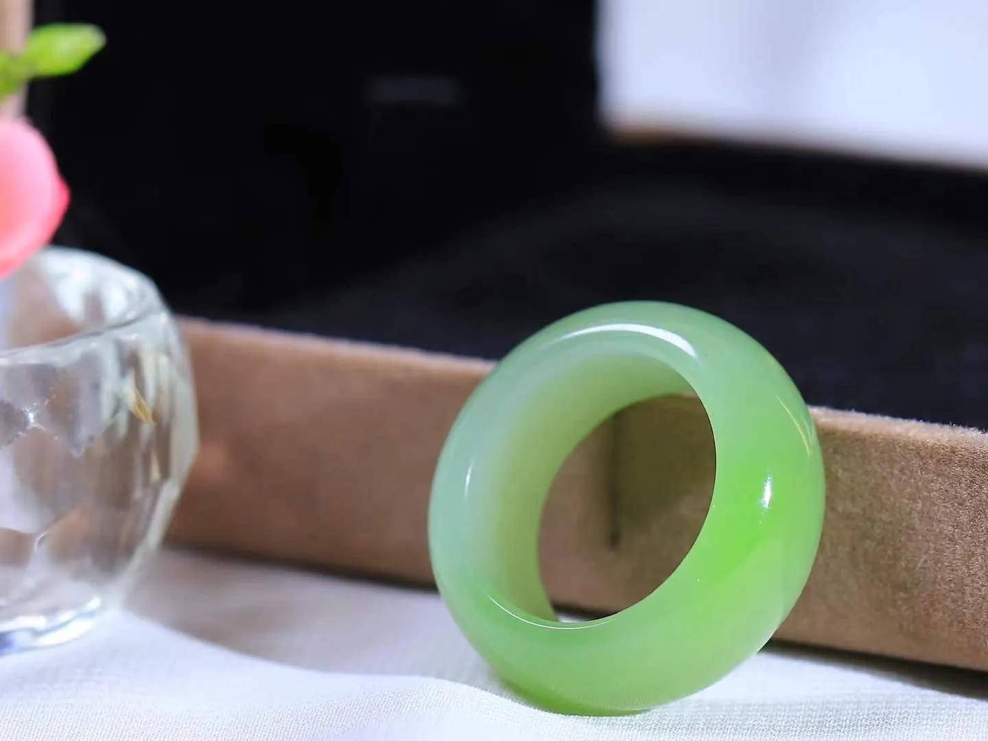 【玉见倾心.戒指】

精品和田玉翠青戒指 玉质细腻温润，油性十足。几经花落去，无可奈流年。如果我是一株小菊花，那一定会开在你必经的路旁，努力绽放最美的花蕾，只为等待你惊鸿一瞥的温柔。重7.8克 尺寸17.8-10.4-4.6mm  781202880A