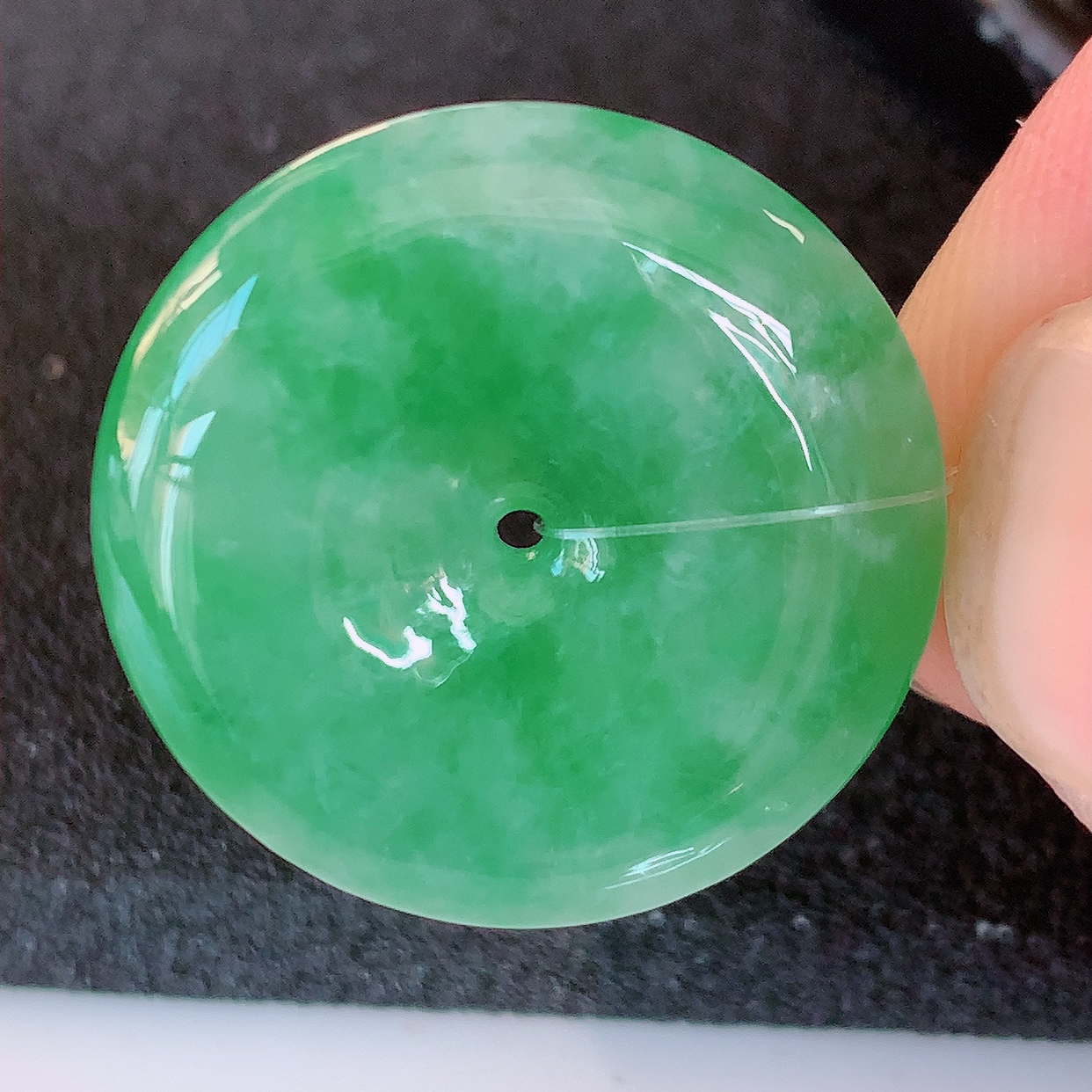 自然光实拍，水润飘绿翡翠平安扣吊坠，品相佳，美感十足，寓意平平安安，平安扣佩戴精美时尚！#49.28