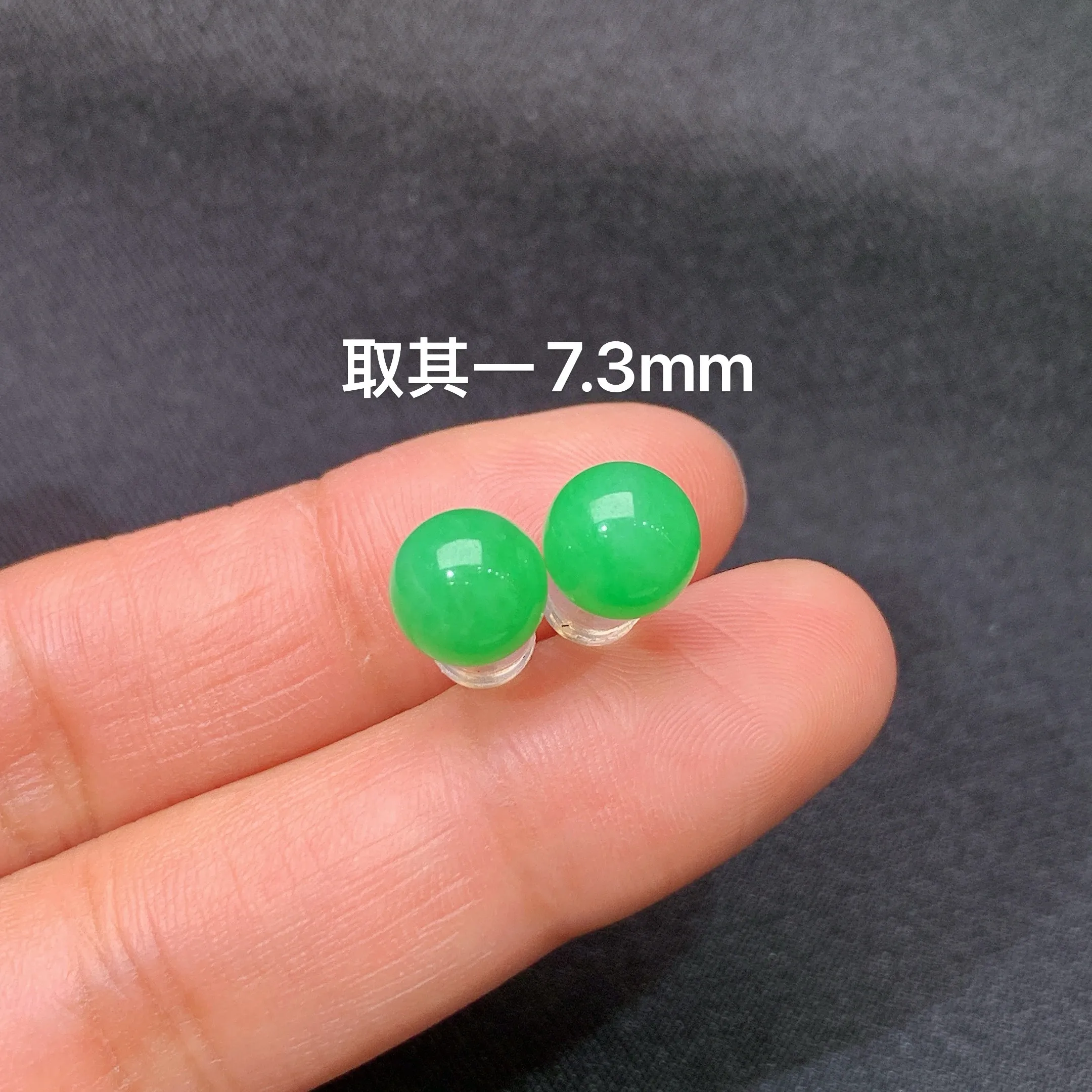 冰阳绿圆珠耳钉，18k金镶嵌，简约时尚，冰润色阳，种水足Xyg 裸石尺寸7.3