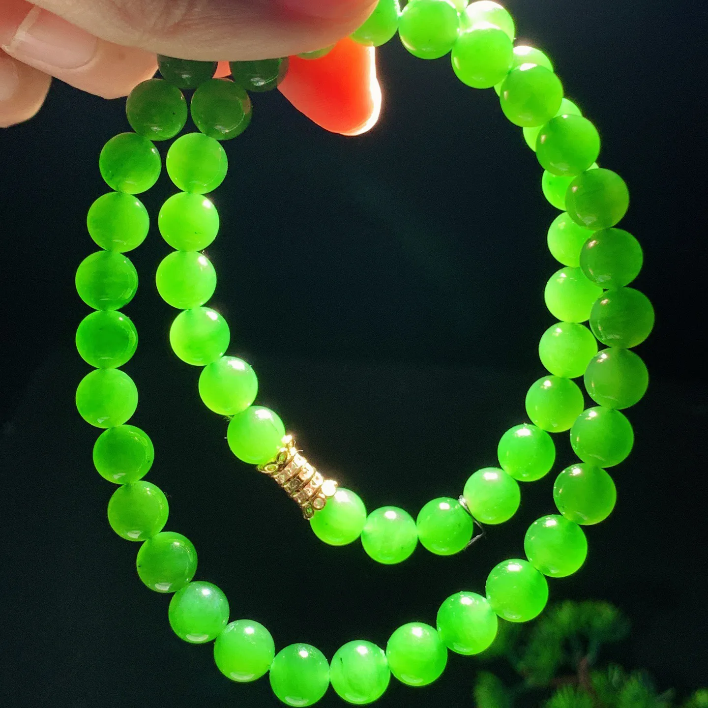 和田玉阳绿俄罗斯碧玉项链。碧玉妈妈链。单颗尺寸8！玉质细腻油润。手推出油。佩戴高端典雅。lt251227