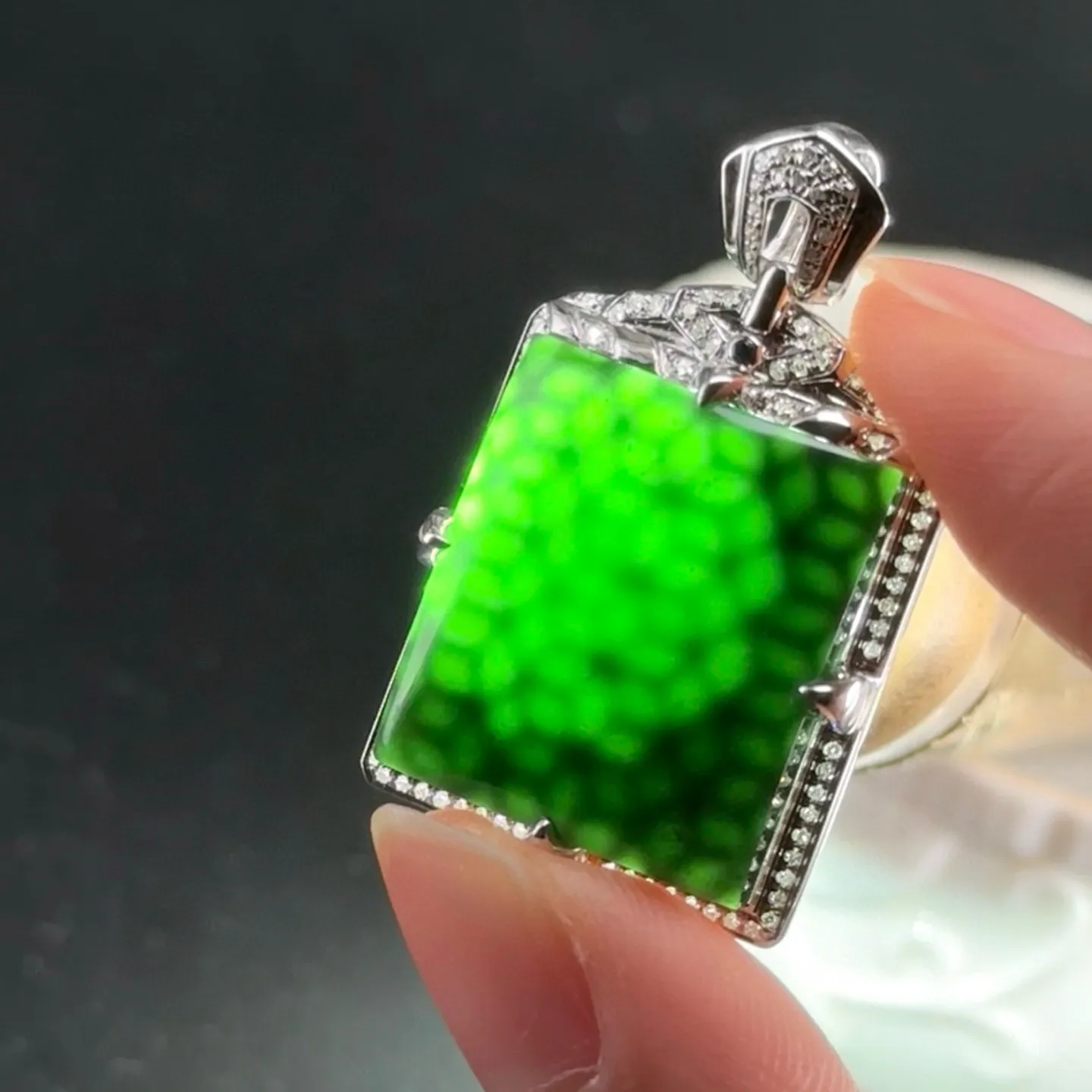 精品18k墨翠无事牌 种好色正 黑度极好 打灯通透 油性十足 尺寸34.8