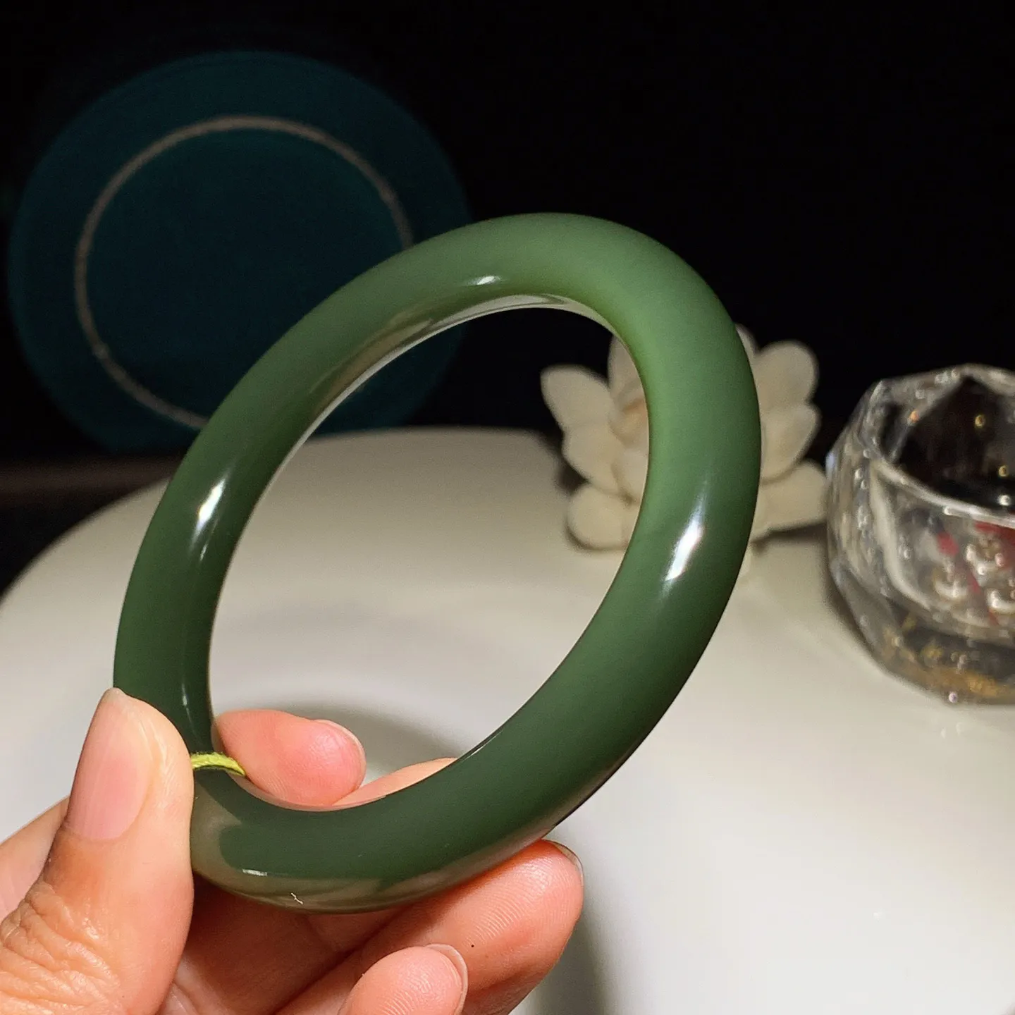 62圈口和田玉鸭蛋青俄罗斯碧玉圆条手镯。62圈口条宽10厚10重58克 玉质细腻油润。手推出油。佩戴高端典雅。lt251225