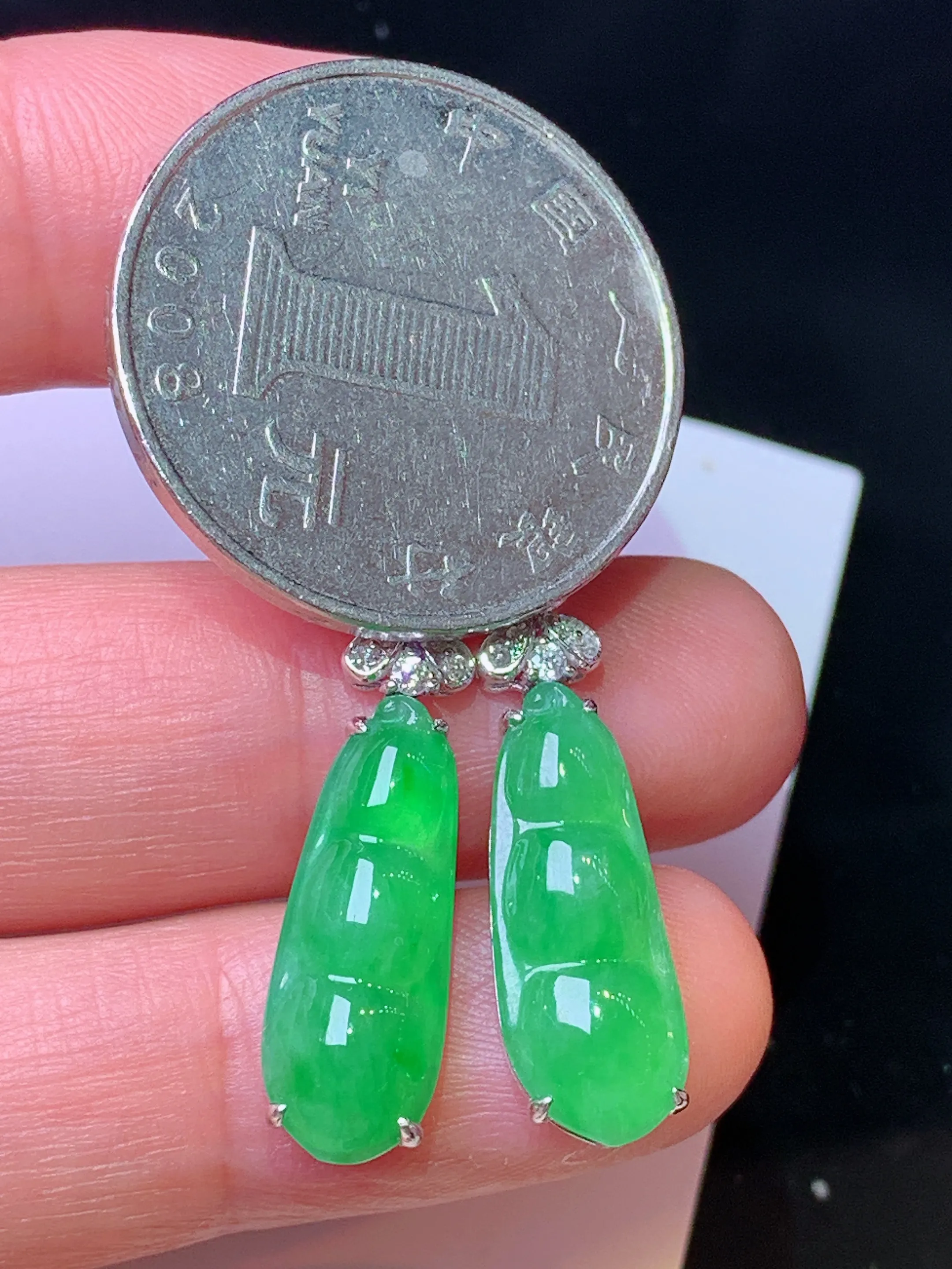 18k金钻镶嵌翠绿四季豆耳坠 玉质细腻 色泽清新艳丽 整体尺寸40*7.5*4.5