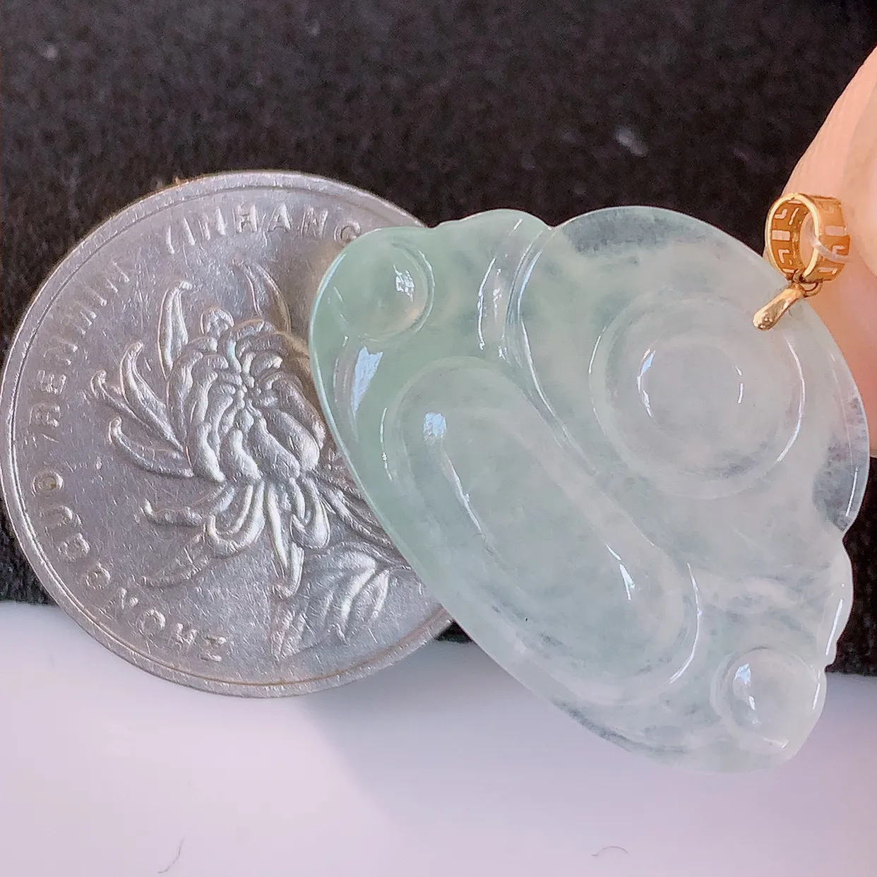 自然光实拍，18K金镶嵌冰种翡翠佛公吊坠，冰透饱满， 佛公亦保平安，寓意有福（佛公）相伴，品相佳，配戴优雅迷人！#49.28