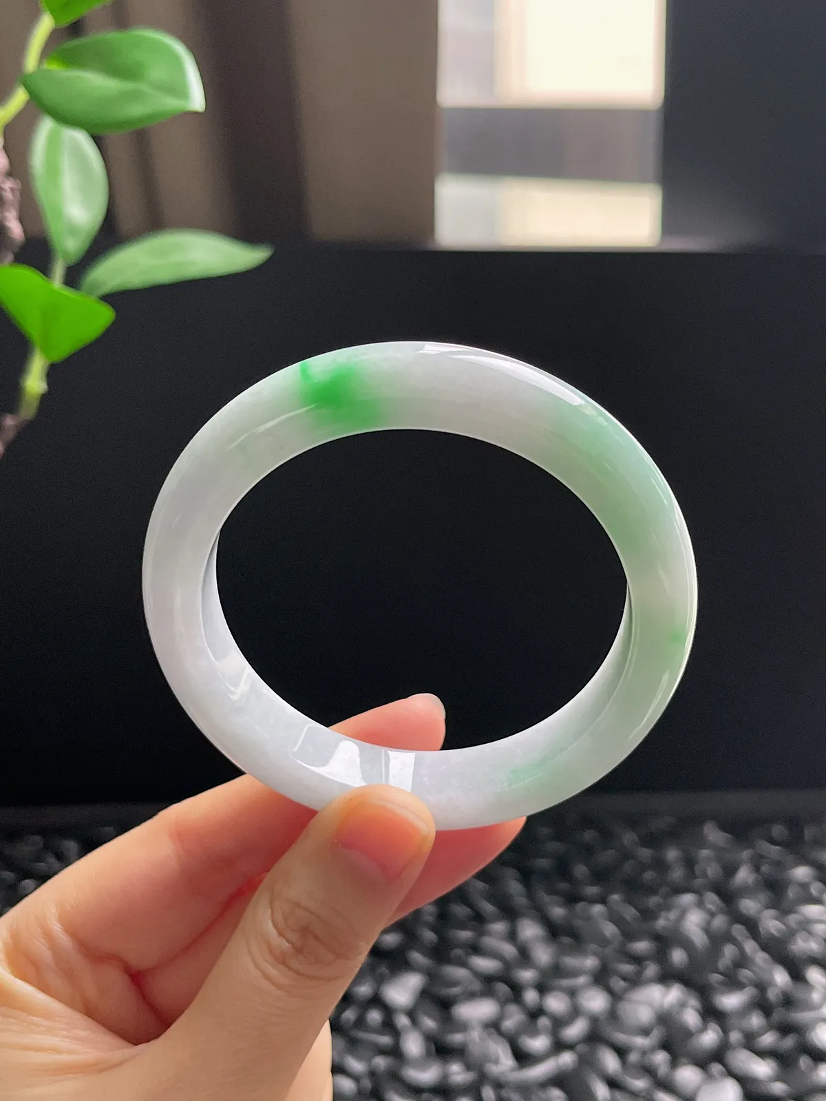 正圈55.7圈口，翡翠糯化种飘绿手镯