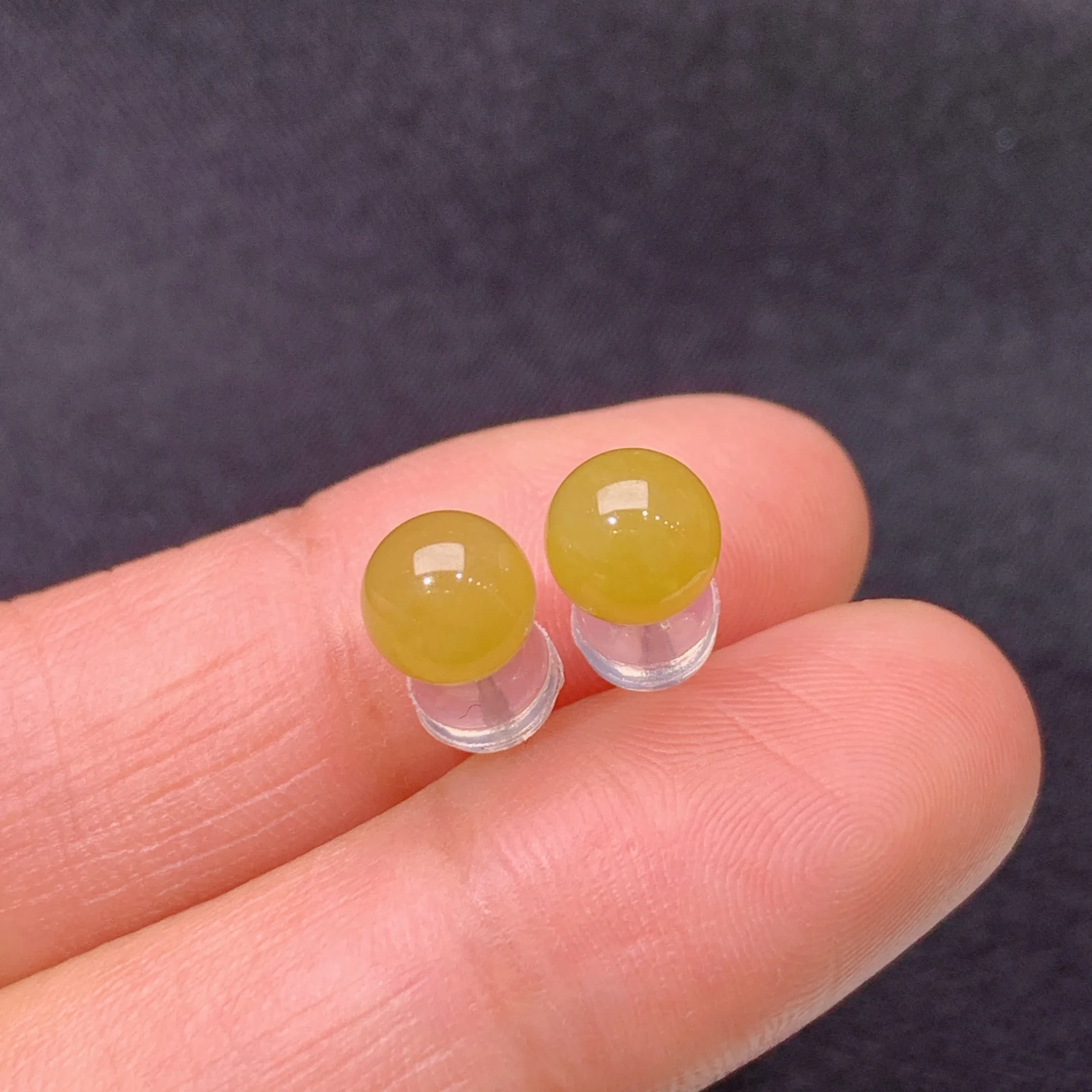 冰黄翡圆珠耳钉，18k金镶嵌，色泽鲜艳，水色超佳，整体尺寸5.7