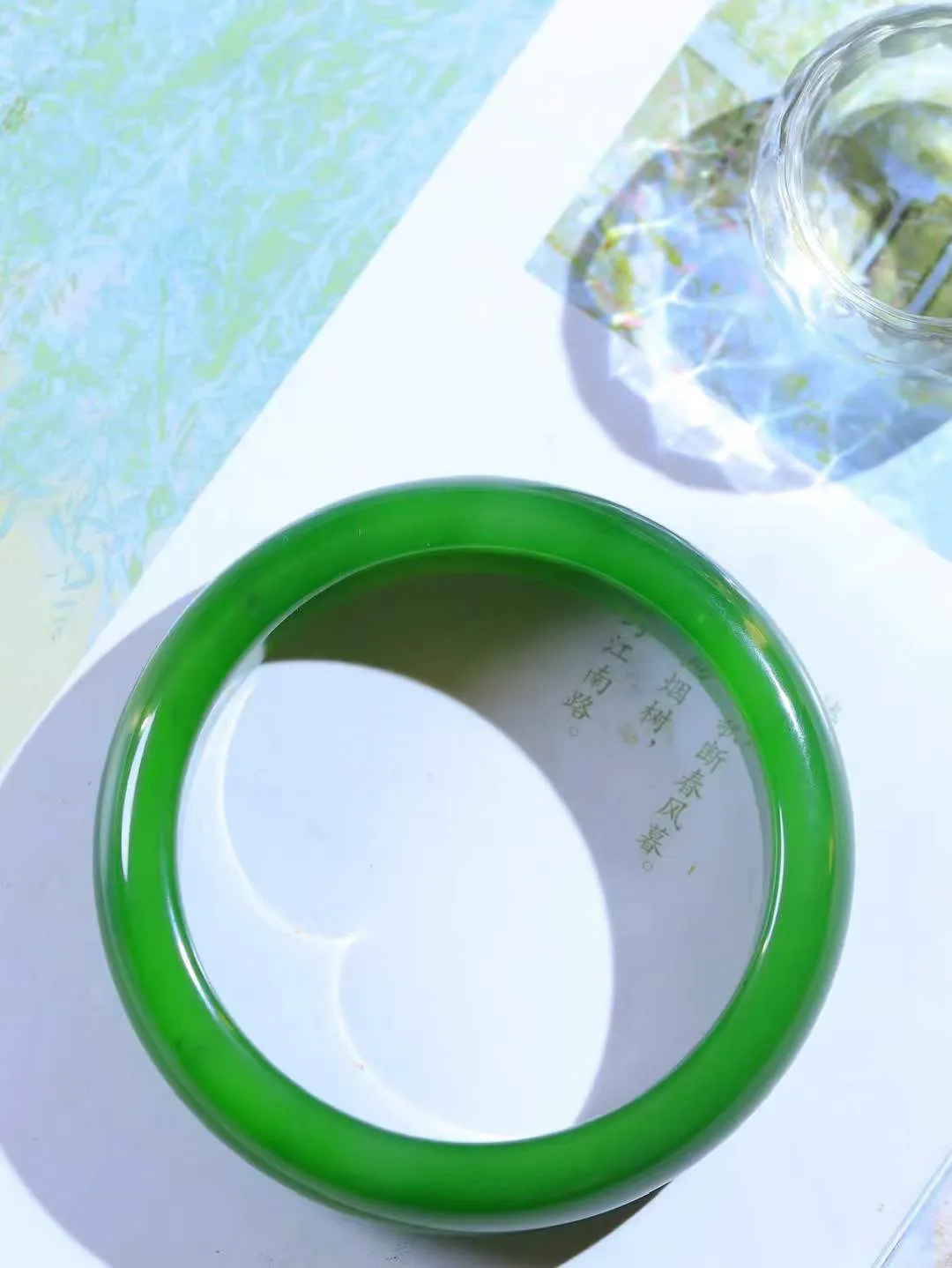 【悠悠芳华.镯】

典藏级和田玉碧玉手镯 玉质温润 青葱岁月，尽收腕中，婉转流畅，凝岁月悠长。盈一眸恬淡，挽一抹绿意。重78克 内径59mm尺寸16.8-9mm   861202855A