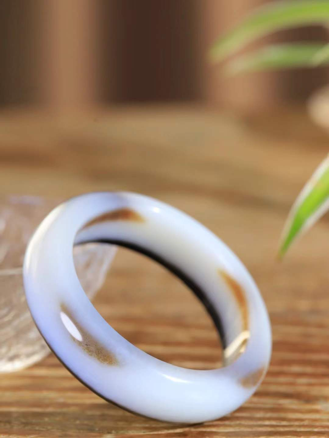 （一见倾心.手镯）

收藏级️和田玉糖白黑皮手镯，玉质温润细腻 油性十足 手感舒适，高华雅逸，线条流畅，简约大气，美自天成，素雅高贵。佩戴于腕间，婉约之美，举手投足间透出那低调奢华。重81克  尺寸54.5-17.7-9.5mm FDL791242826