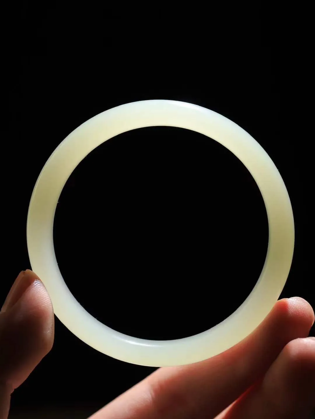 （腕间雅致.手镯）

精品和田玉晴水手镯 质地油润，大气雅致，清风明月潺潺，浮浮洗尽铅华随于心，净于念……重35.8克  尺寸57-10.8-7mm fDL-991252854