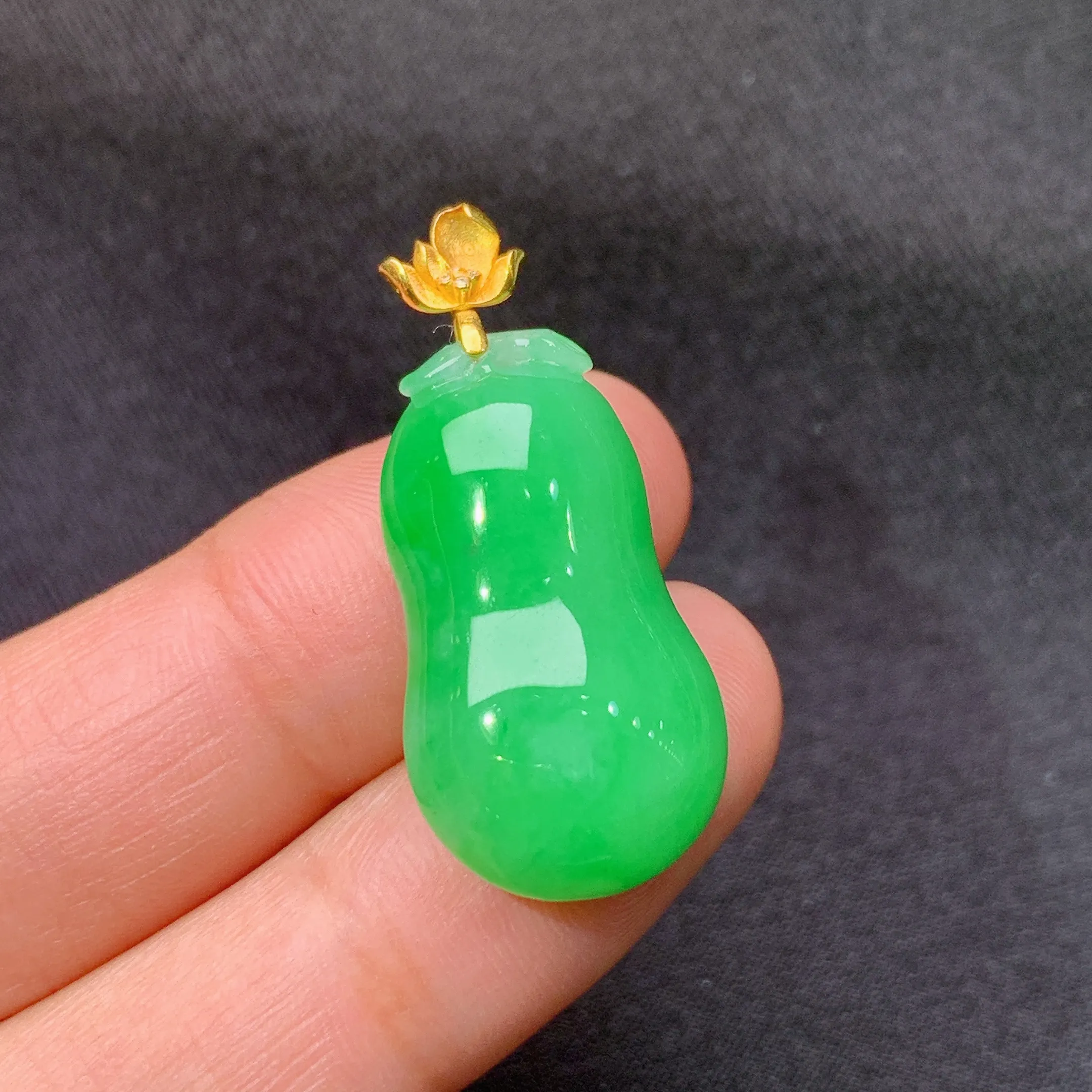冰果绿葫芦吊坠，18k金镶嵌，冰润色阳，玉质细腻，种水足，Xm整体尺寸31.3*14.2*8