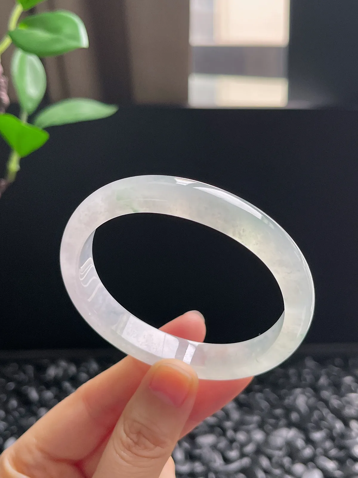 贵妃镯55.8圈口，翡翠冰种飘绿手镯