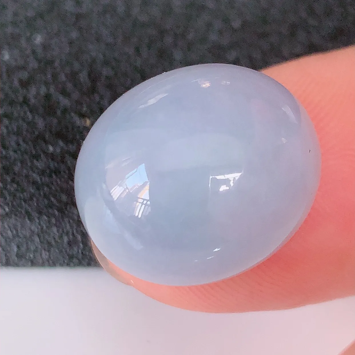 自然光实拍，水润紫罗兰翡翠戒面，蛋面，翠色灵动，玉质细腻，颜色漂亮，镶嵌更靓，品相佳，佩戴佳品！#0