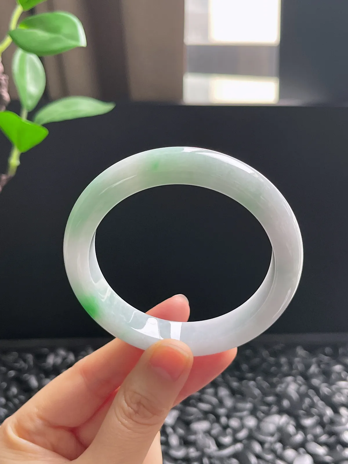 正圈55.7圈口，翡翠糯化种飘绿手镯