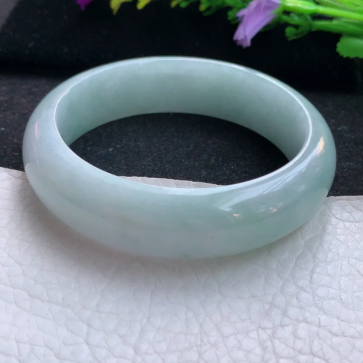 js实拍57*17.8*8轮胎镯 天然翡翠A货手镯水润浅绿底宽边正圈玉镯子