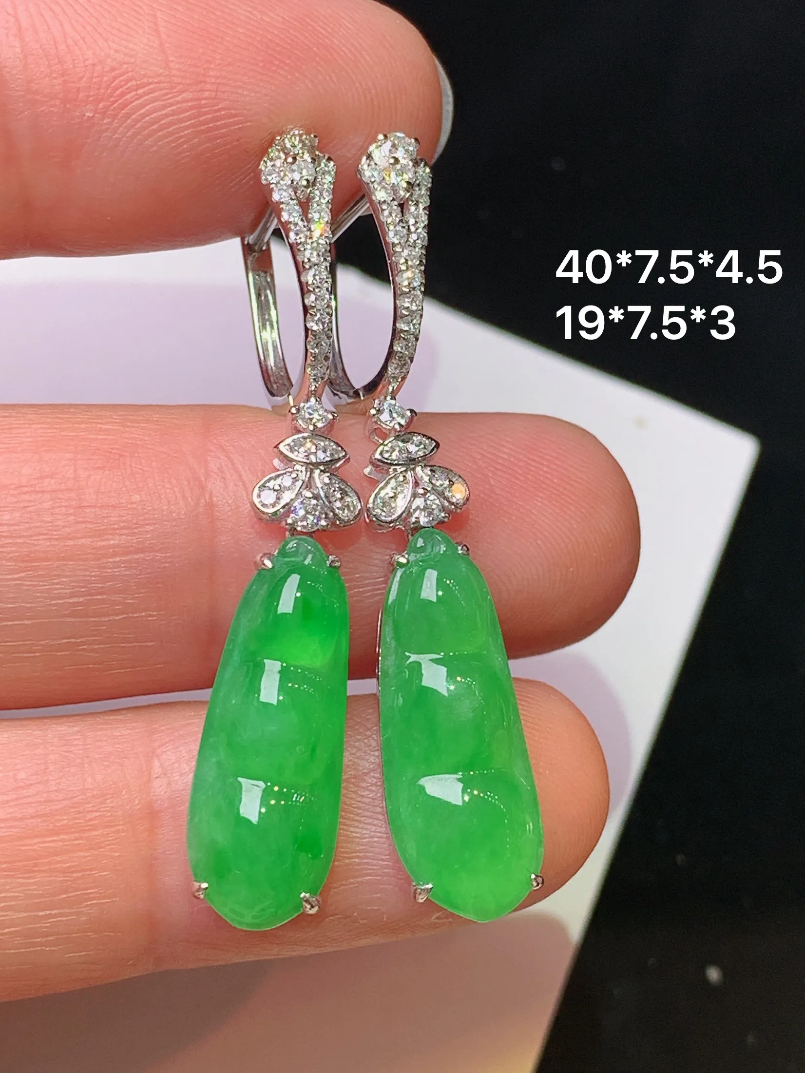 18k金钻镶嵌翠绿四季豆耳坠 玉质细腻 色泽清新艳丽 整体尺寸40*7.5*4.5