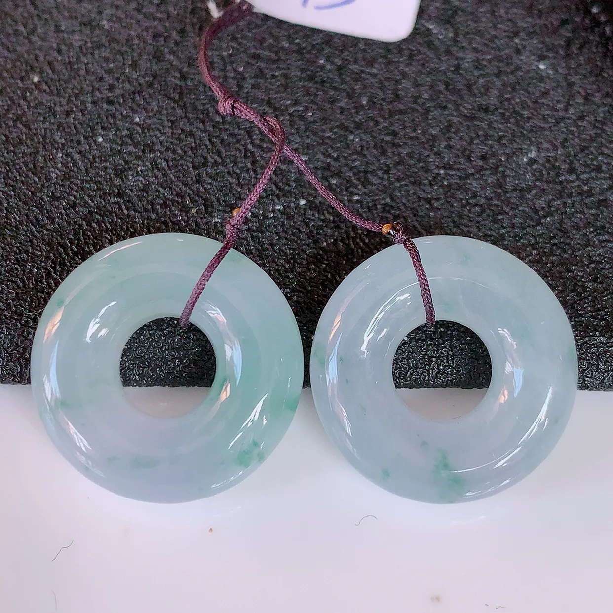 自然光实拍，冰种飘花翡翠一对平安扣，翠色灵动，玉质细腻，颜色漂亮，品相佳，佩戴佳品！#49.28尺寸19.2*6