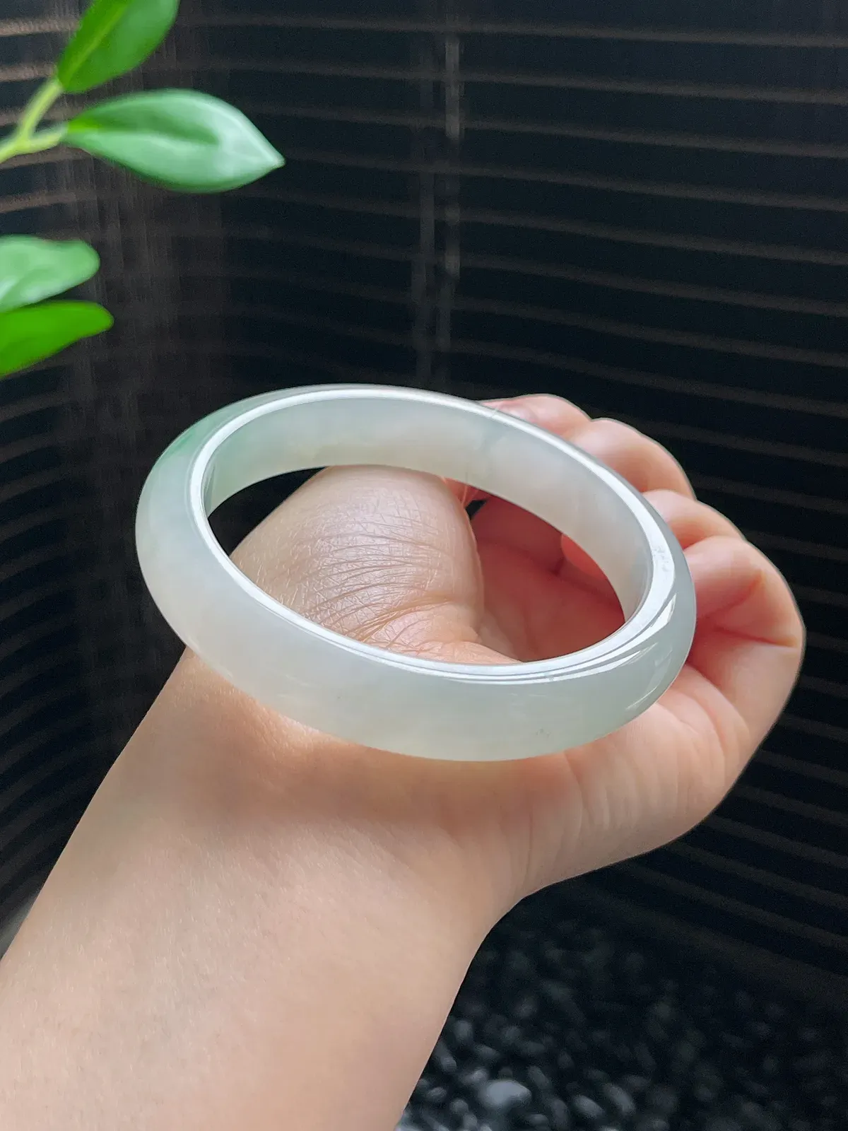 正圈59.8圈口，翡翠冰糯种淡绿色手镯