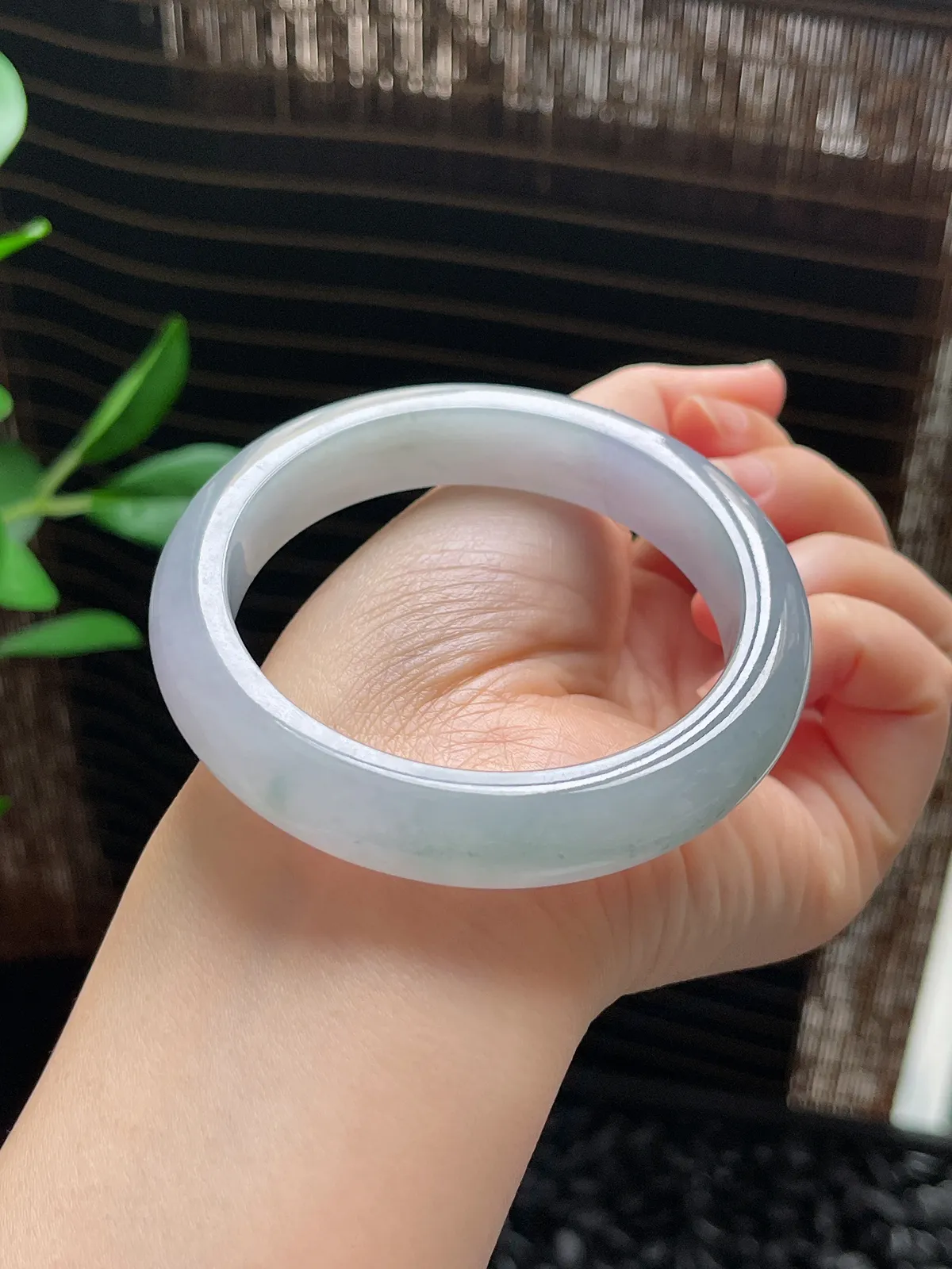 正圈56.8圈口，翡翠冰糯种淡绿色手镯