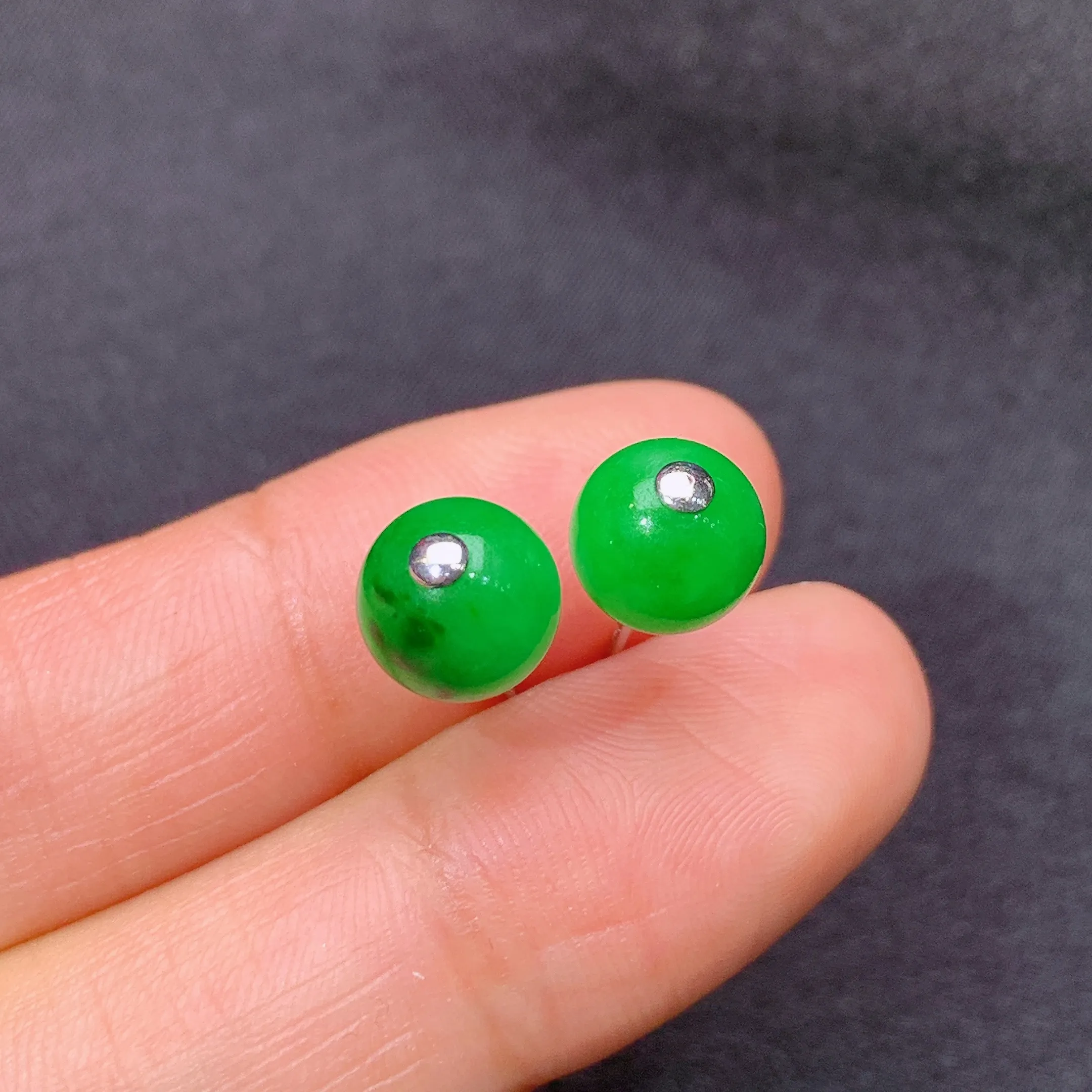 冰阳绿圆珠耳钉，18k金镶嵌，款式精美，冰润色阳，种水足，整体尺寸7.3