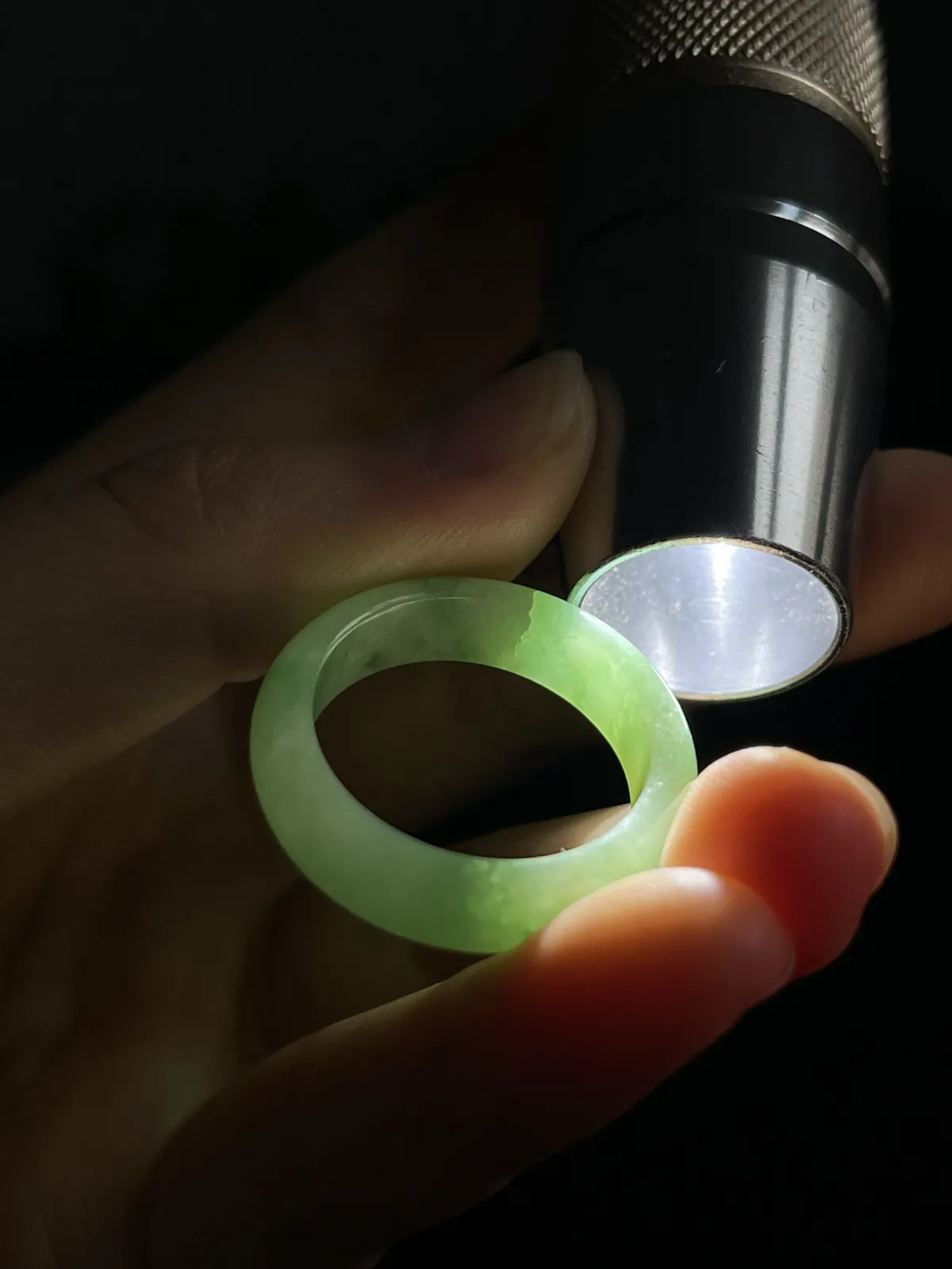 翡翠戒指，种老肉细，通体阳绿，上手漂亮