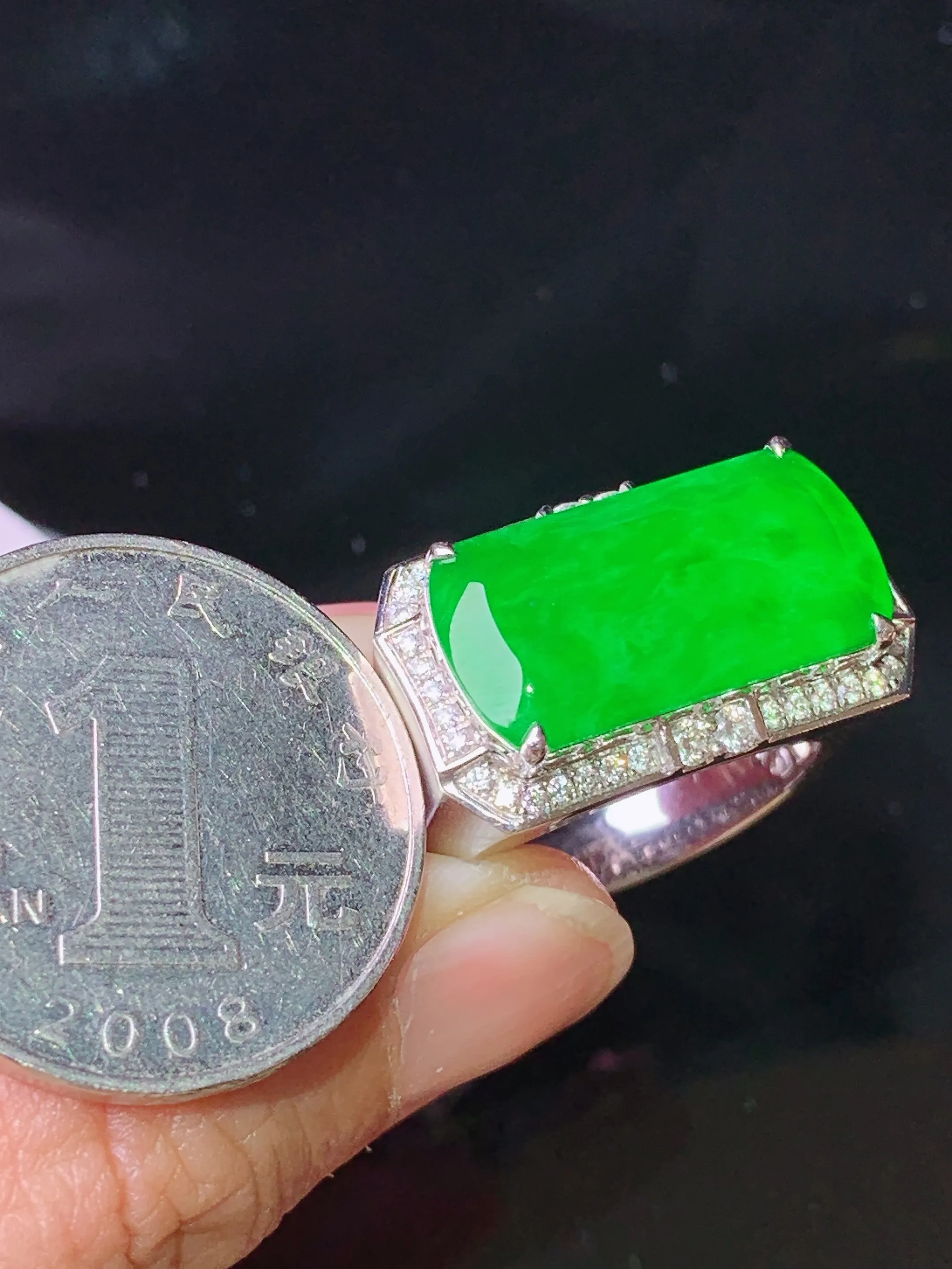 18k金钻镶嵌满绿马鞍戒指 玉质细腻 色泽清新艳丽 圈口19.5 裸石尺寸10.5*20.3*2.5