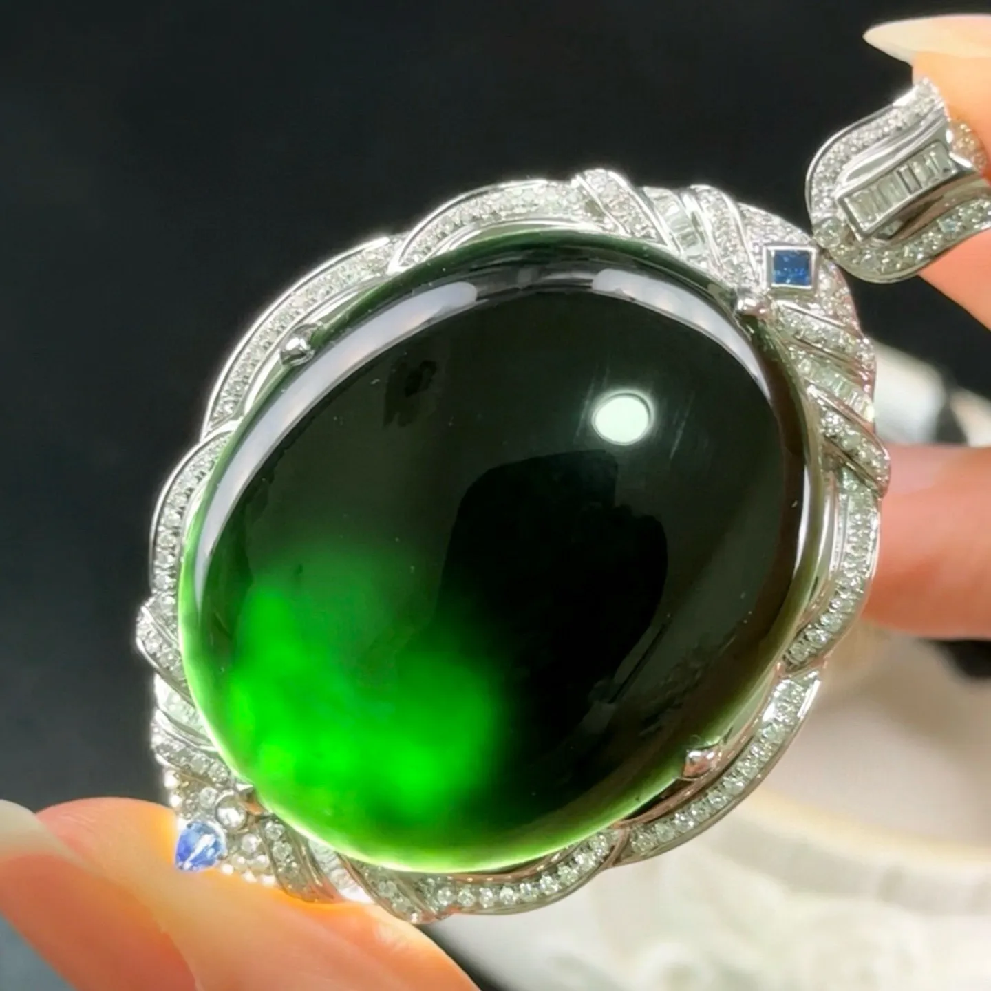 精品18k墨翠蛋面吊坠 种好色正 黑度极好 打灯通透 油性十足 尺寸56.6