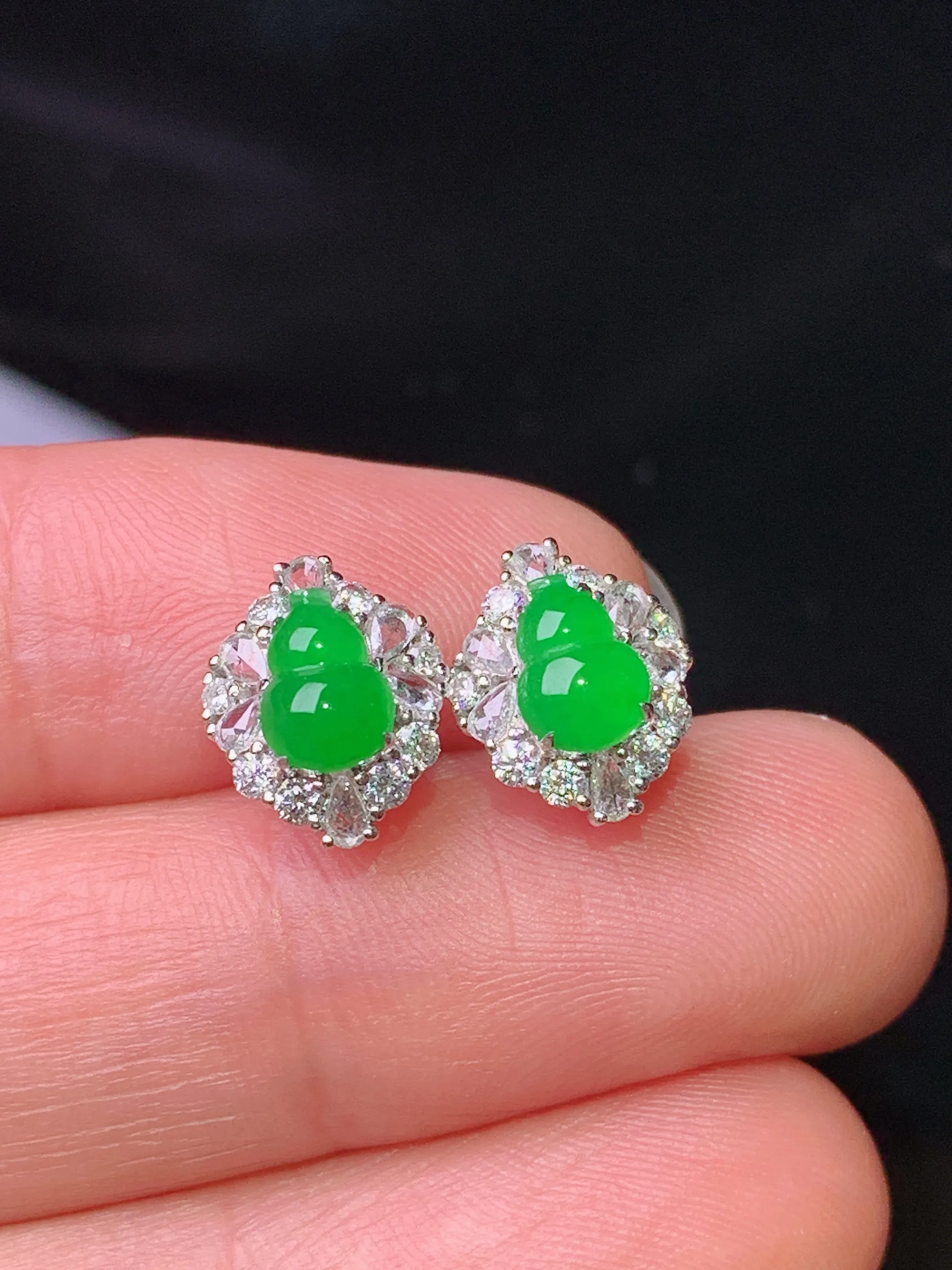 18k金钻镶嵌满绿葫芦耳钉 玉质细腻 色泽清新艳丽 整体尺寸10.5*8.5*5.8