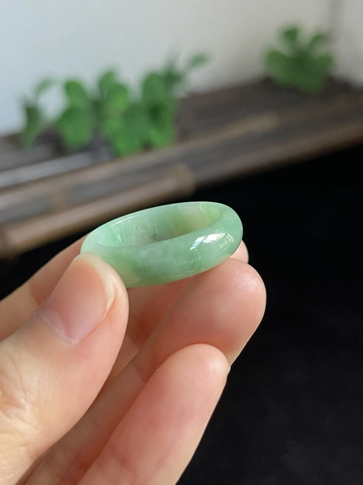 翡翠戒指，种老肉细，通体阳绿，上手漂亮