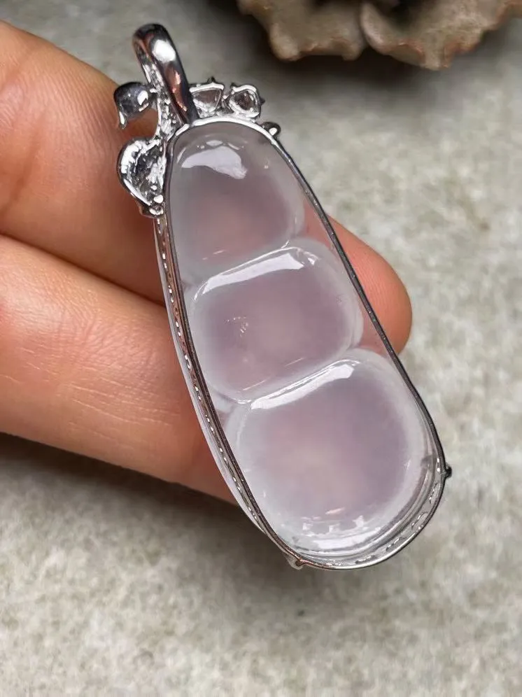 冰种福豆吊坠、真金真钻镶嵌，种水好，玉质细腻 .裸石尺寸 39.8*18.0