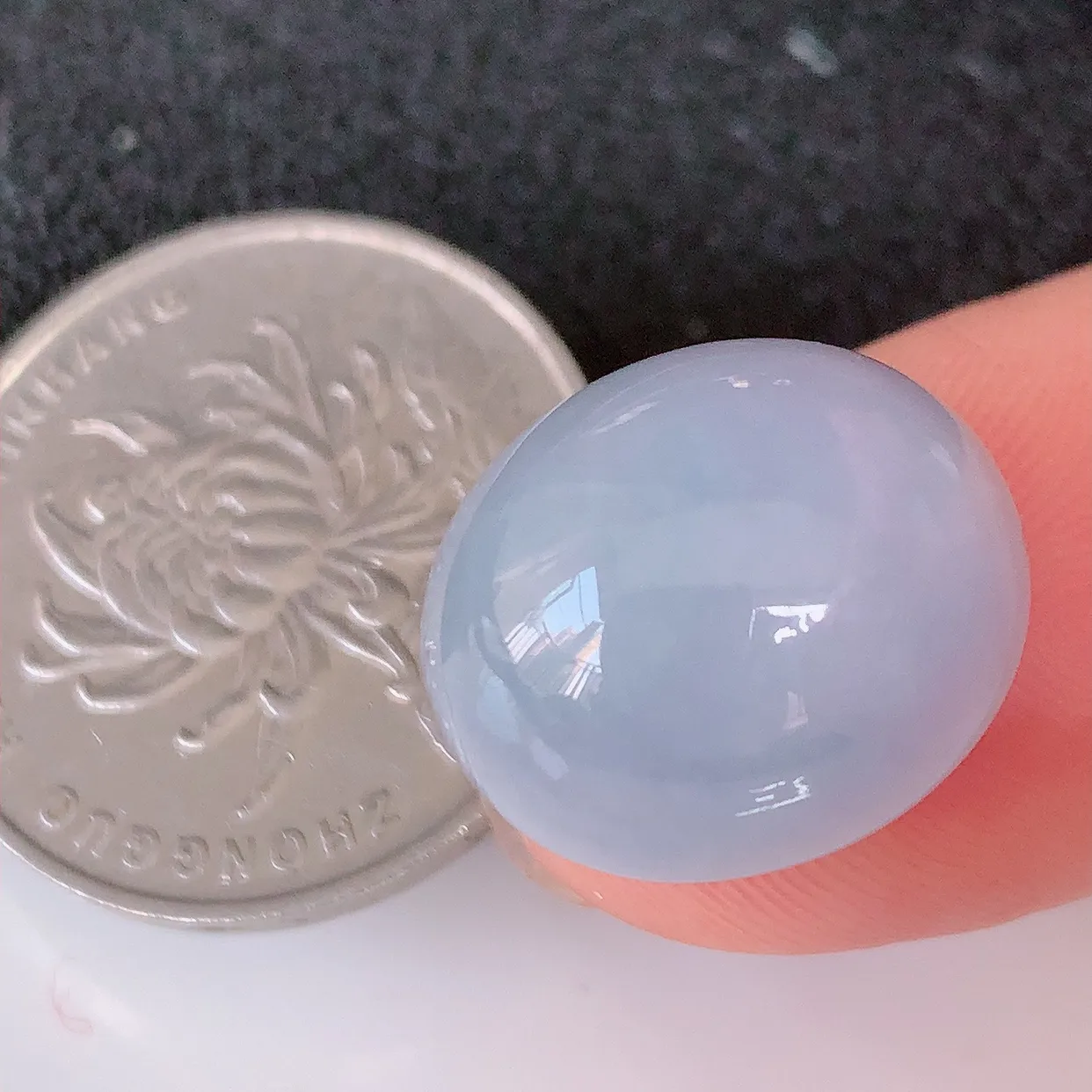 自然光实拍，水润紫罗兰翡翠戒面，蛋面，翠色灵动，玉质细腻，颜色漂亮，镶嵌更靓，品相佳，佩戴佳品！#00.28尺寸17*14.8*9.8