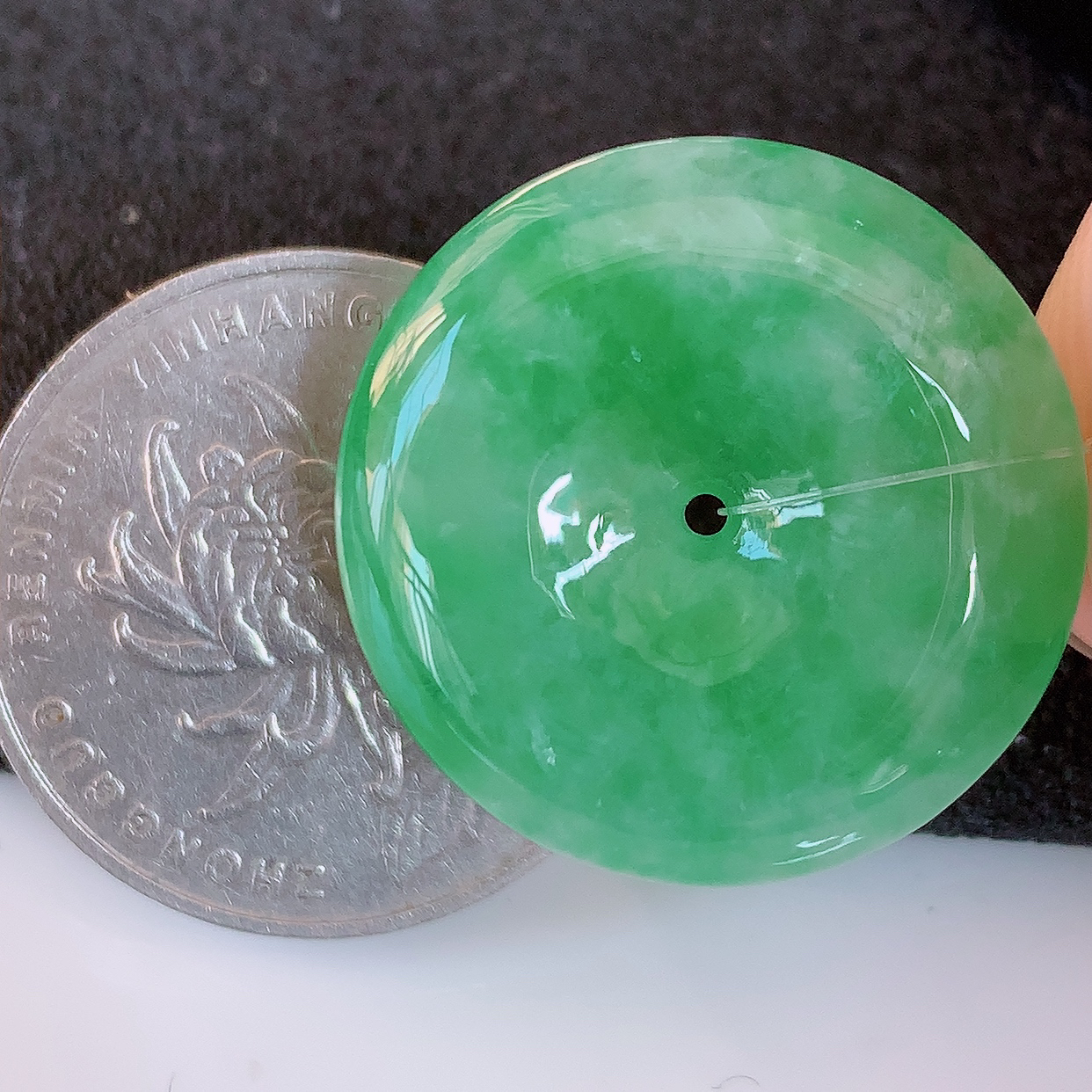 自然光实拍，水润飘绿翡翠平安扣吊坠，品相佳，美感十足，寓意平平安安，平安扣佩戴精美时尚！#49.28