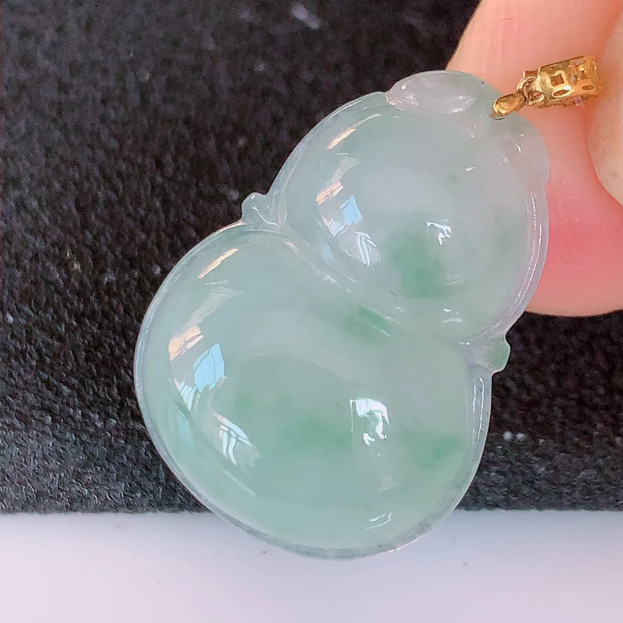 18K金镶嵌冰种飘花翡翠葫芦吊坠，葫芦寓意福禄双全，财源滚滚，品佳品，佩戴效果优雅迷人！#49.28