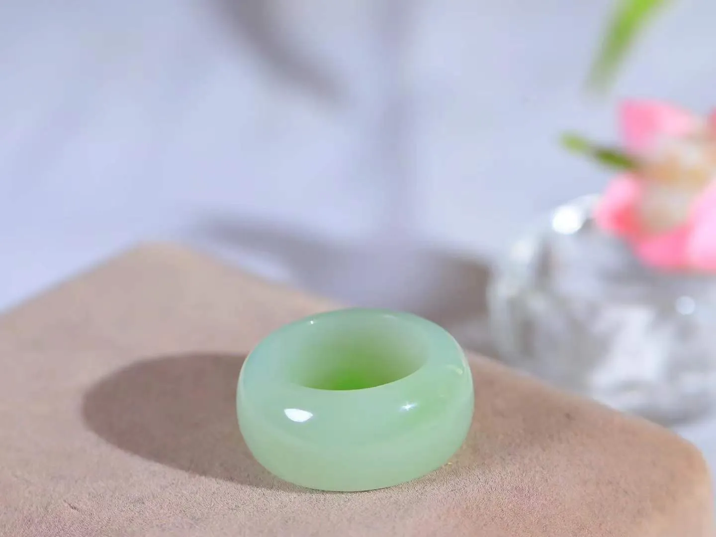 【玉见倾心.戒指】

精品和田玉翠青戒指 玉质细腻温润，油性十足。几经花落去，无可奈流年。如果我是