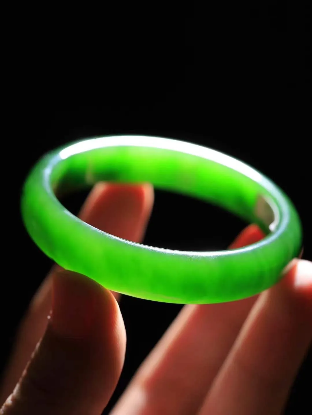 【温润如心.镯】

收藏级臻品️和田玉碧玉手镯，精选上等碧玉料，色泽清透，质地细腻。佩戴它，感受千年玉文化的温润与优雅，愿它为您带来平安与幸福。重38.8克  尺寸54-12-6.8mm  101202811A