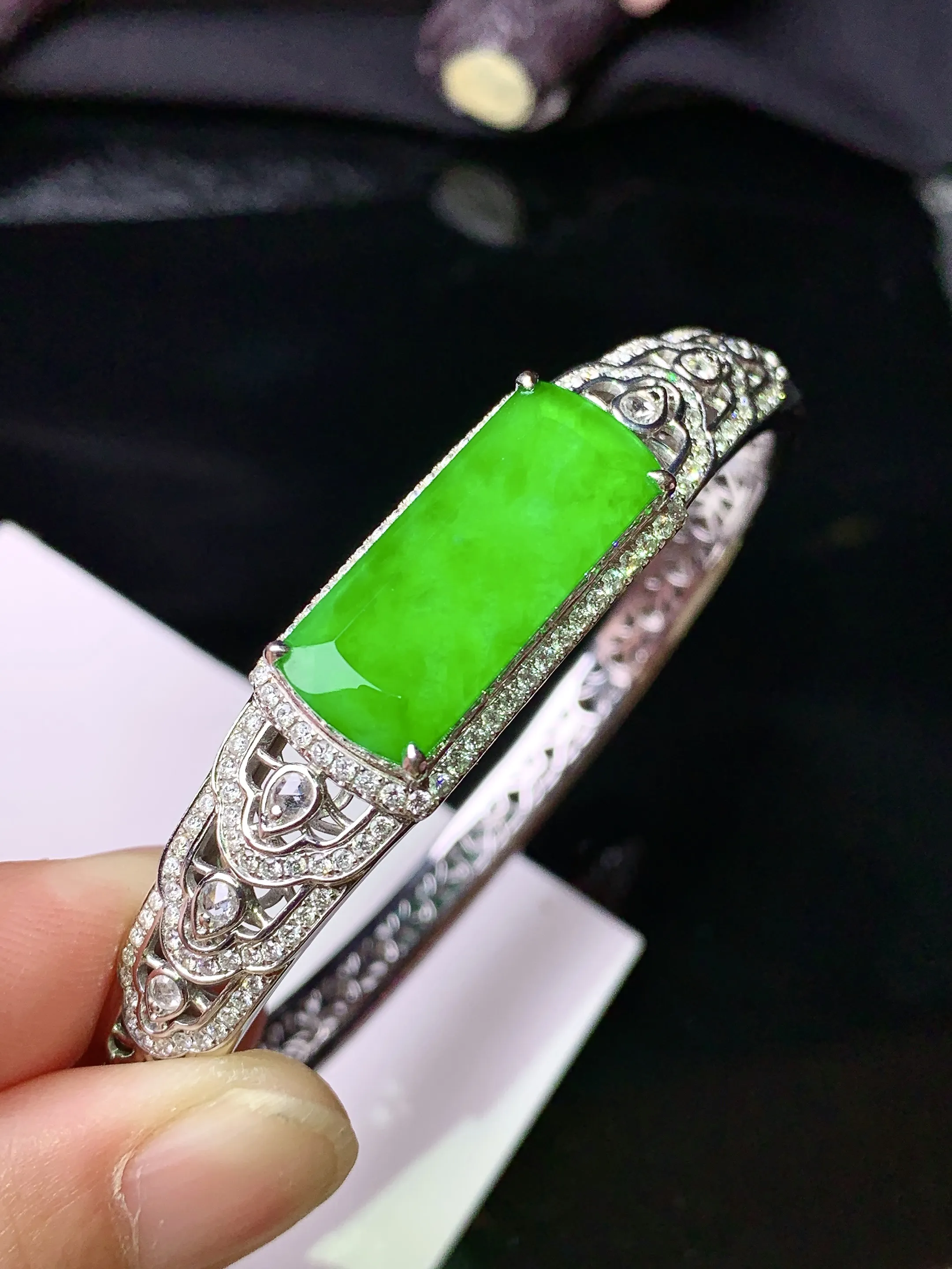 18k金钻镶嵌翠绿无事牌手镯 玉质细腻 色泽清新艳丽 圈口56 裸石尺寸9.3*21.8*2.5