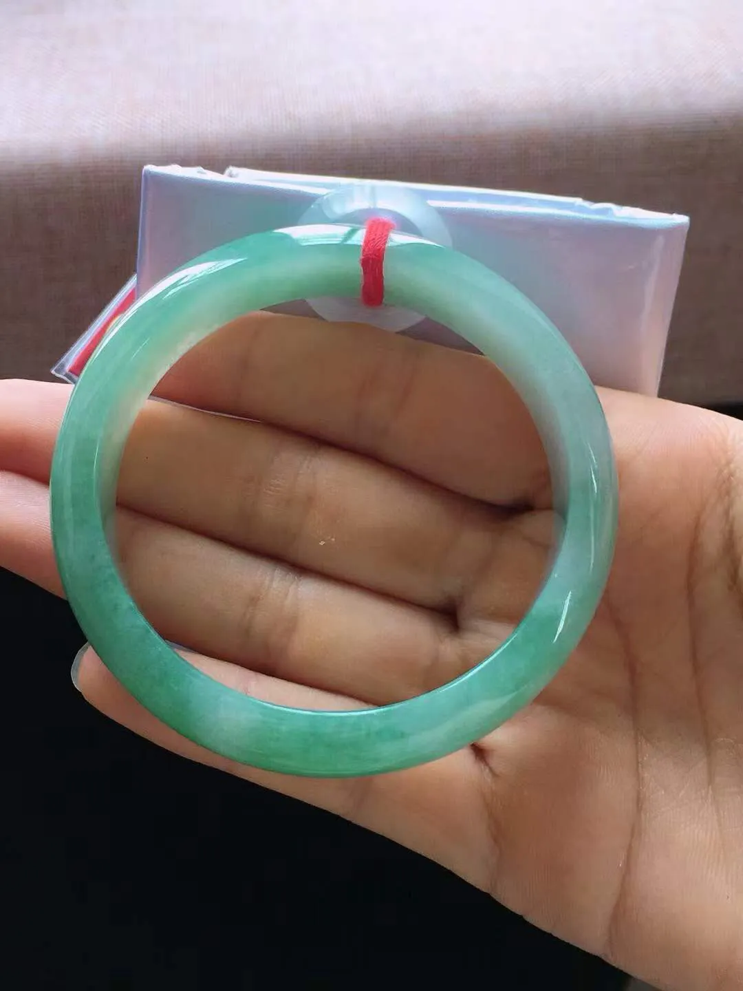 【翡翠名称】老种冰飘绿56.5正圈口手镯
【翡翠尺寸】56.5*13.6*7.2mm适合55.5-58正圈口佩戴
【翡翠描述】宝贝种老水足，玉质细腻，色泽靓丽，性价比高，佩戴效果好！
【其它赠送】权威证书/精美挂绳盒子/支持全国复检