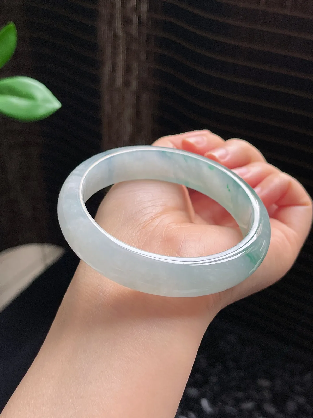 正圈59圈口，翡翠冰糯种飘绿手镯