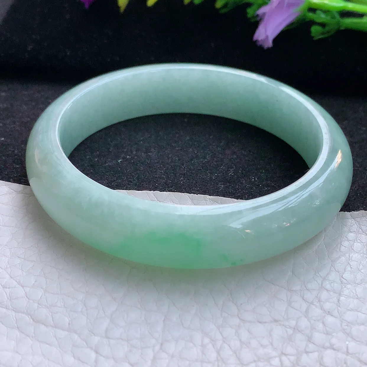 js实拍57*13*7.7平安镯 天然翡翠A货手镯飘绿宽边正圈玉镯子