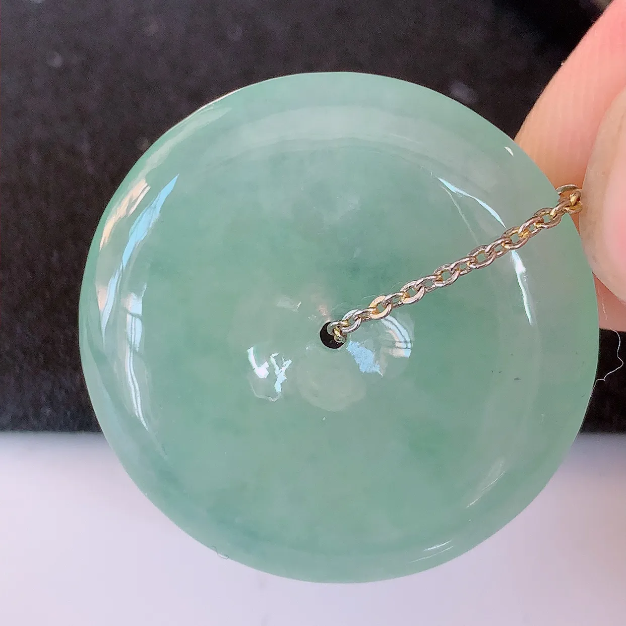 自然光实拍，冰种淡绿翡翠平安扣吊坠，玉扣，平安是福；很美的料子，平安扣佩戴优雅迷人！#57.28