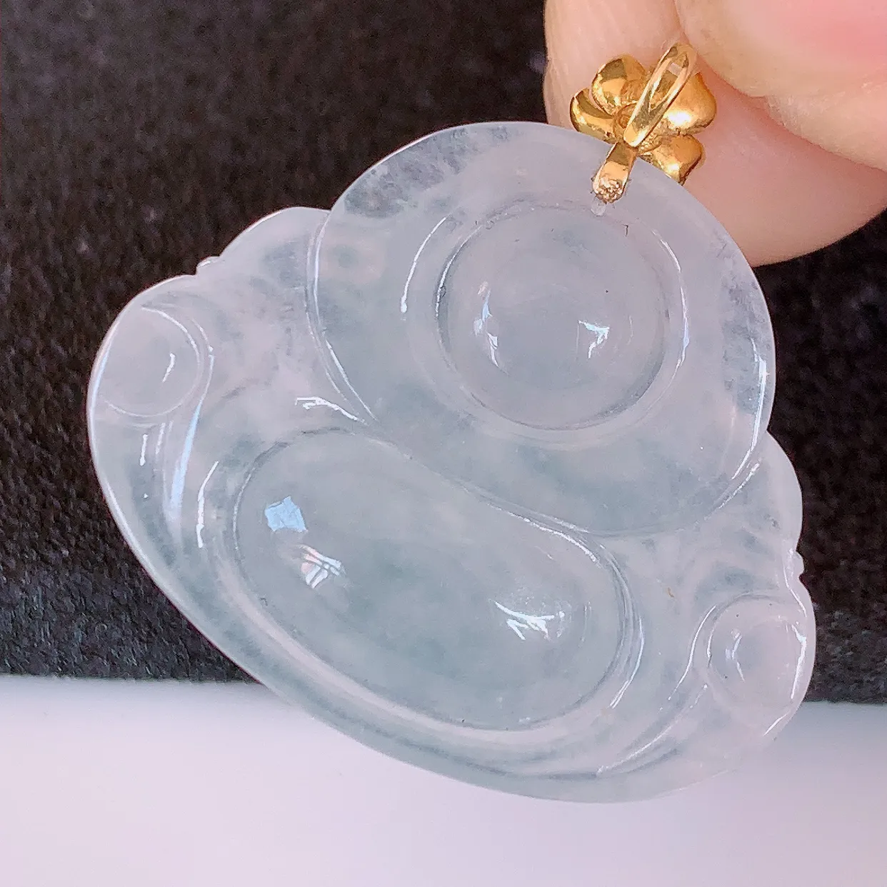 自然光实拍，18K金镶嵌冰种翡翠佛公吊坠，冰透饱满， 佛公亦保平安，寓意有福（佛公）相伴，品相佳，配戴优雅迷人！#49.28整体26.5裸石26.8*22*5.5