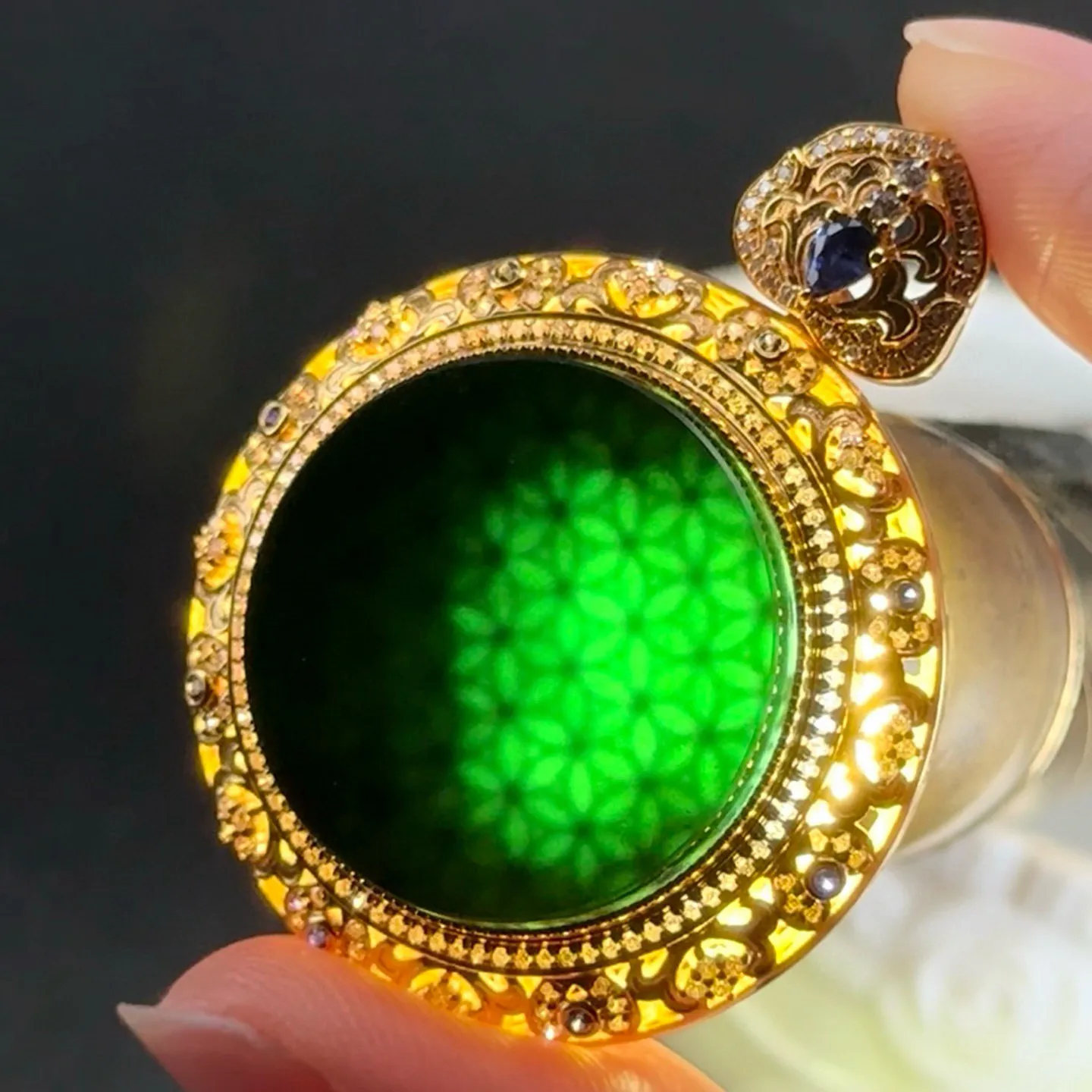 精品18k墨翠圆牌吊坠 种好色正 黑度极好 打灯通透 重金豪镶 尺寸43.6