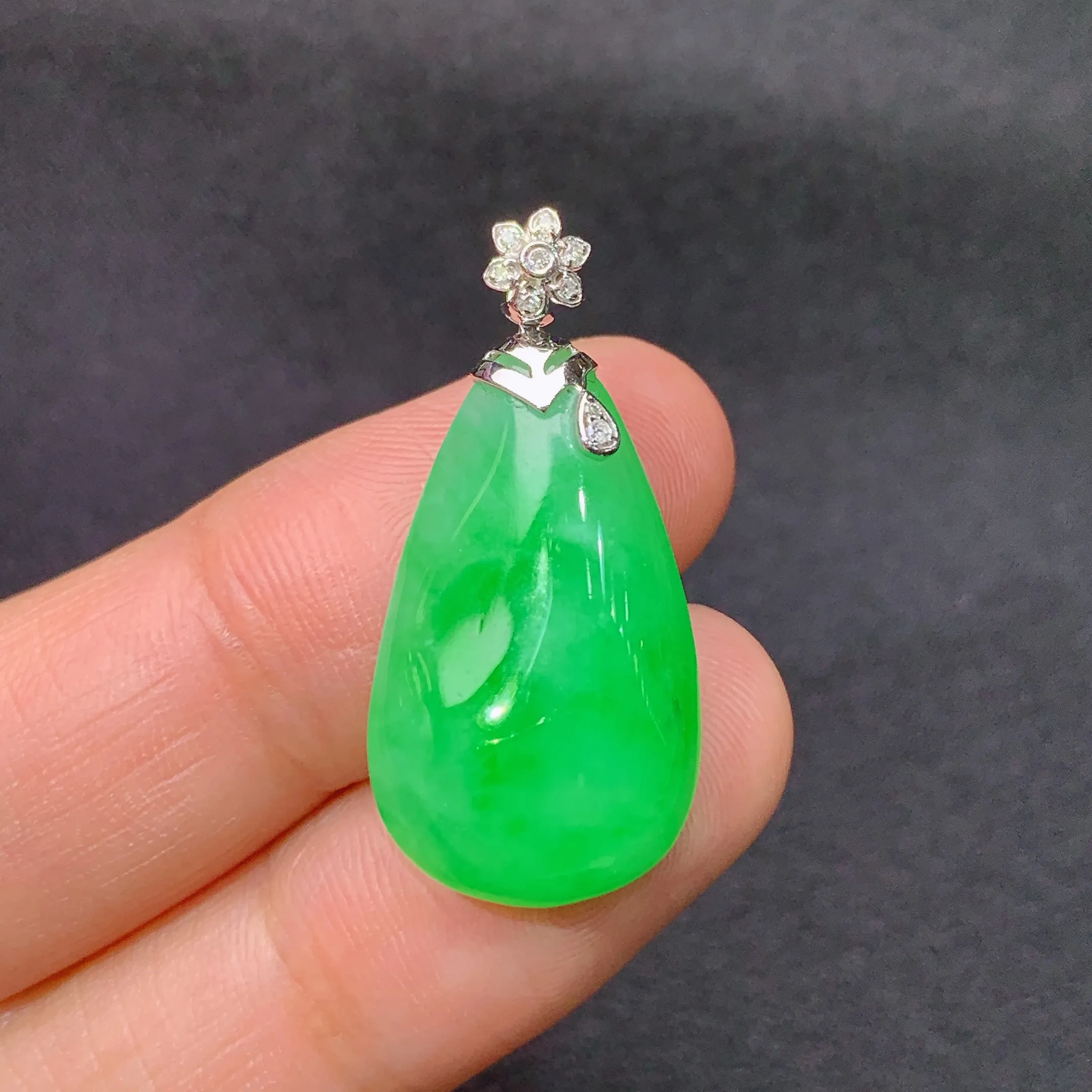 冰阳绿水滴吊坠，18k金镶嵌，色泽鲜阳，冰润细腻，种水足，Xyg整体尺寸28.3*13.3*5.5