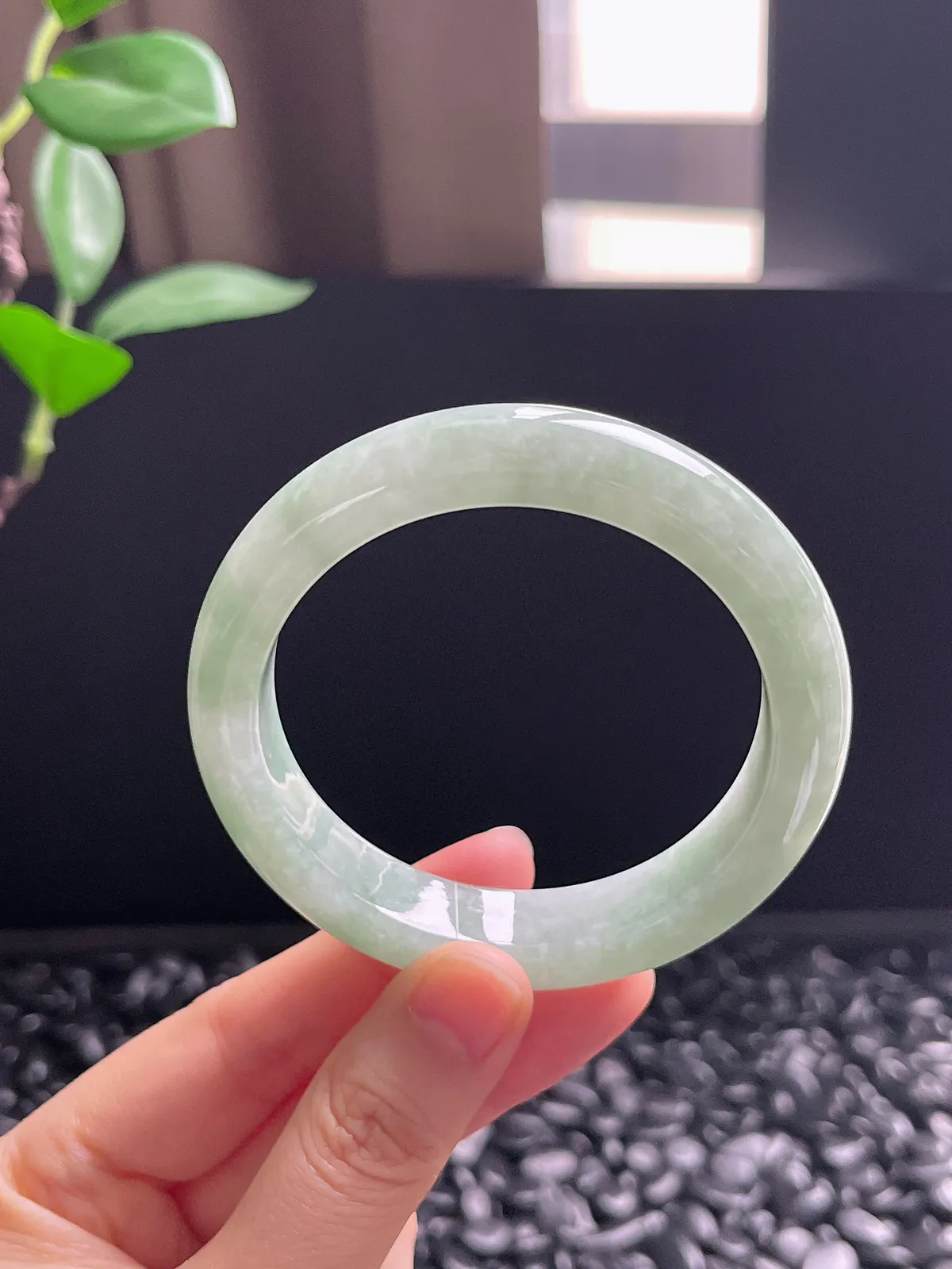 正圈54.2圈口，翡翠糯化种淡绿色手镯