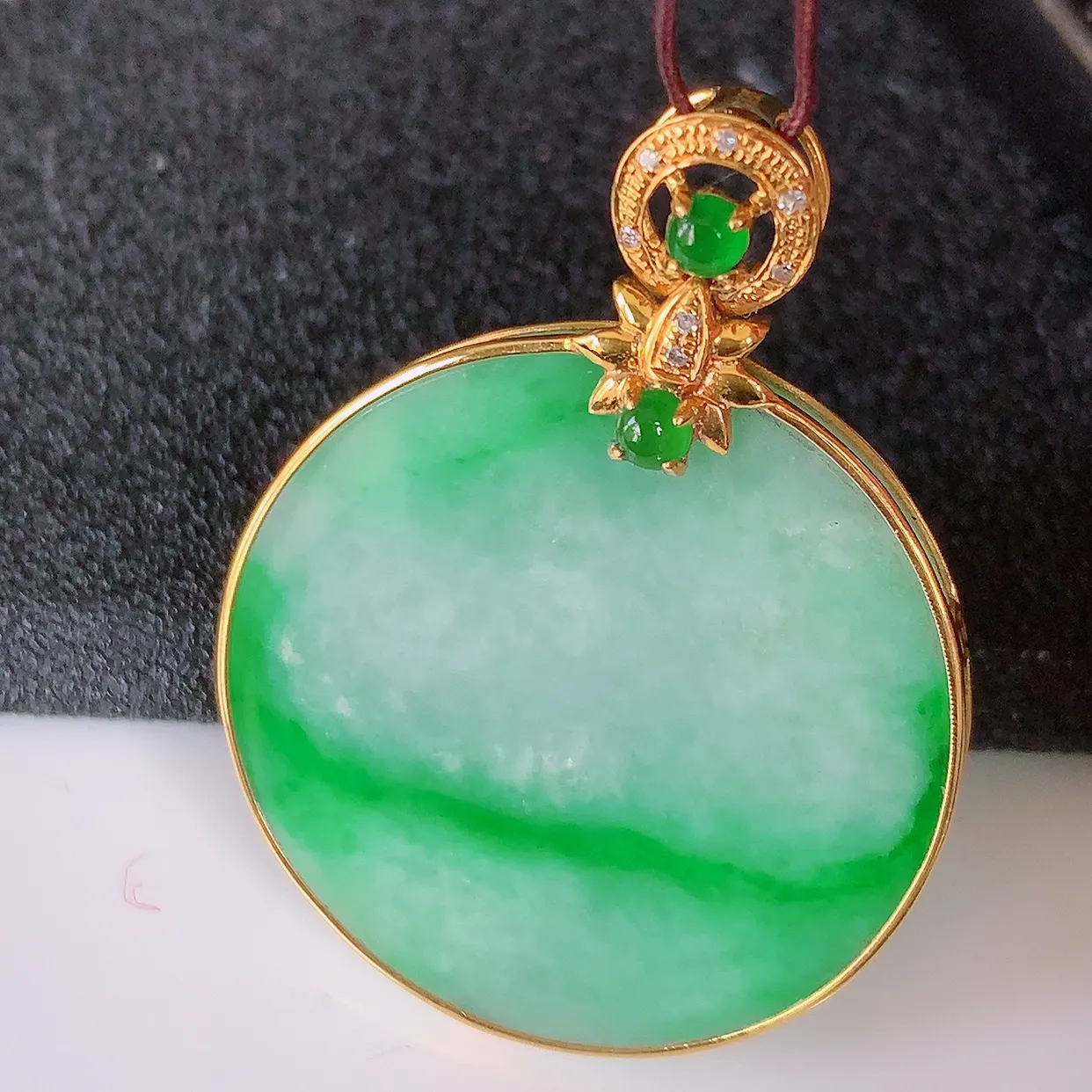 自然光实拍，18K金镶嵌冰飘阳绿翡翠平安无事牌吊坠，平平安安，无事牌翠色灵动，佩戴平安时尚！#00.28整体35*26.5*5裸石25.5*25.5