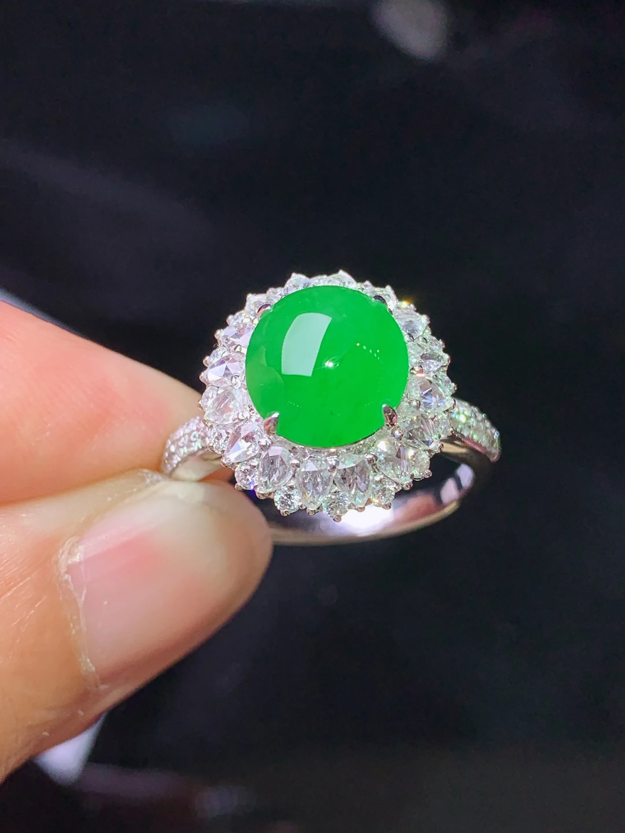 18k金钻镶嵌满绿蛋面戒指 玉质细腻 色泽清新艳丽 圈口14 整体尺寸14.3*10