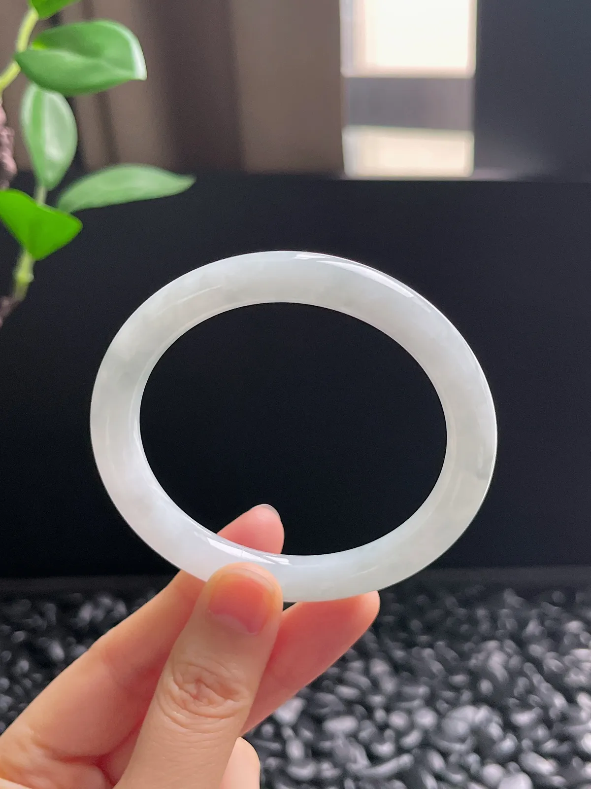 圆镯54.8圈口，翡翠糯化种白色手镯