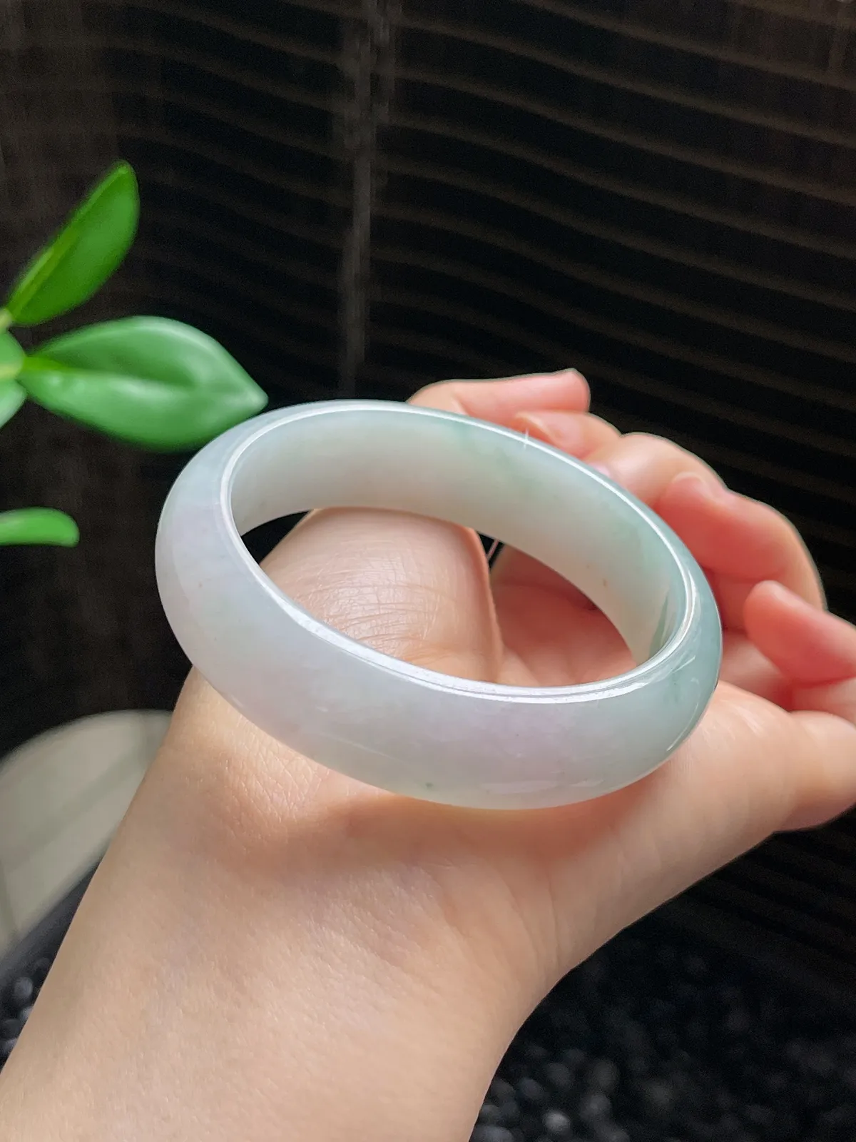 正圈53.8圈口，翡翠糯化种淡绿色手镯