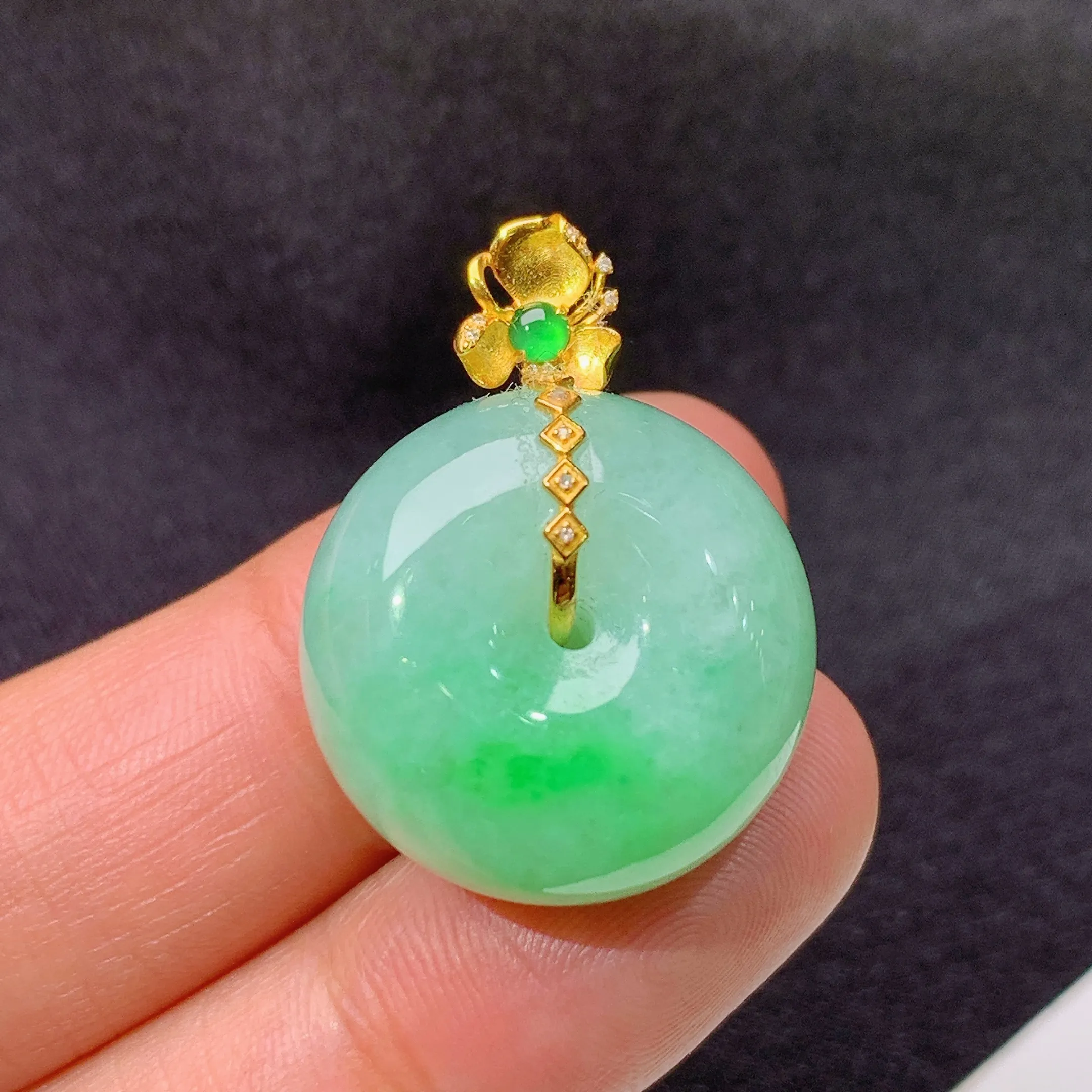 冰飘绿平安扣吊坠，18k金镶嵌，冰润色甜，玉质细腻，种水足，Xm整体尺寸26.9*20*11.7