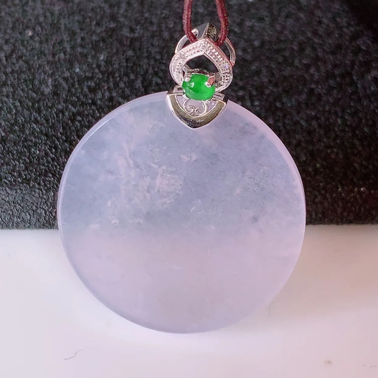 自然光实拍，18K金镶嵌冰种翡翠平安无事牌吊坠，平平安安，无事牌翠色灵动，佩戴平安时尚！#00.28