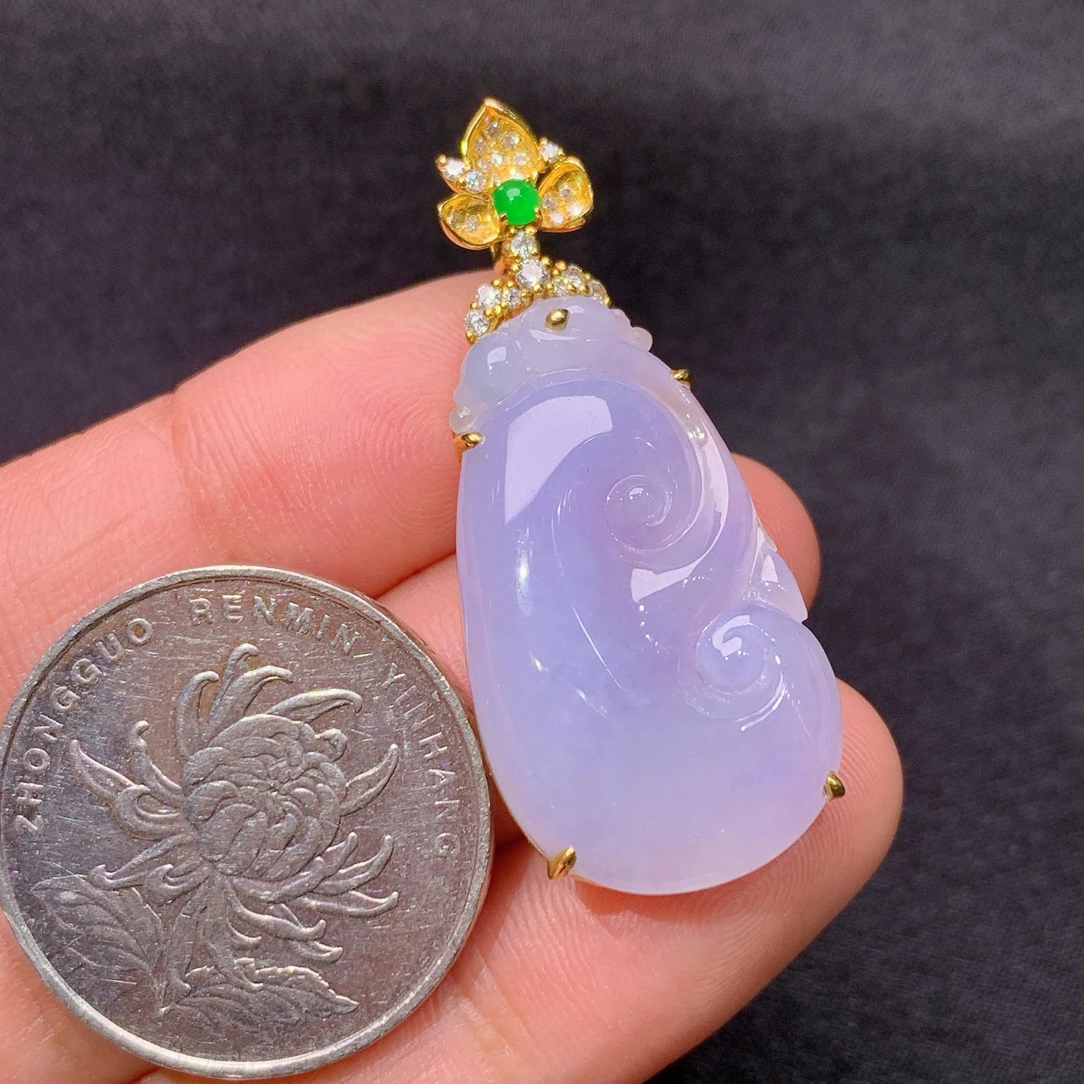 冰紫罗兰如意吊坠，18k金镶嵌，温润细腻，颜色鲜艳，整体尺寸Xu 38.8*16.6*6.7